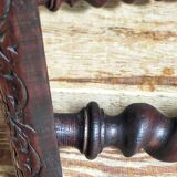 Tabouret ancien en bois massif tourné et sculpté