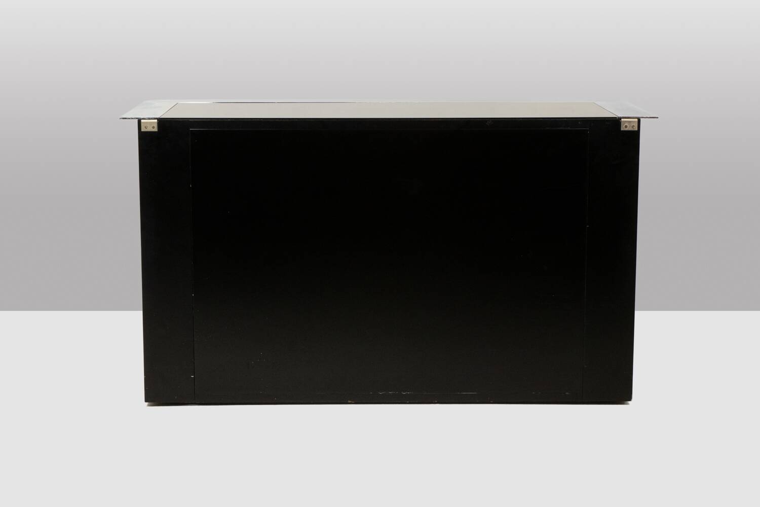 Sergio Mazza, pour Cinova. Commode en bois laqué noir. Vers 1970.