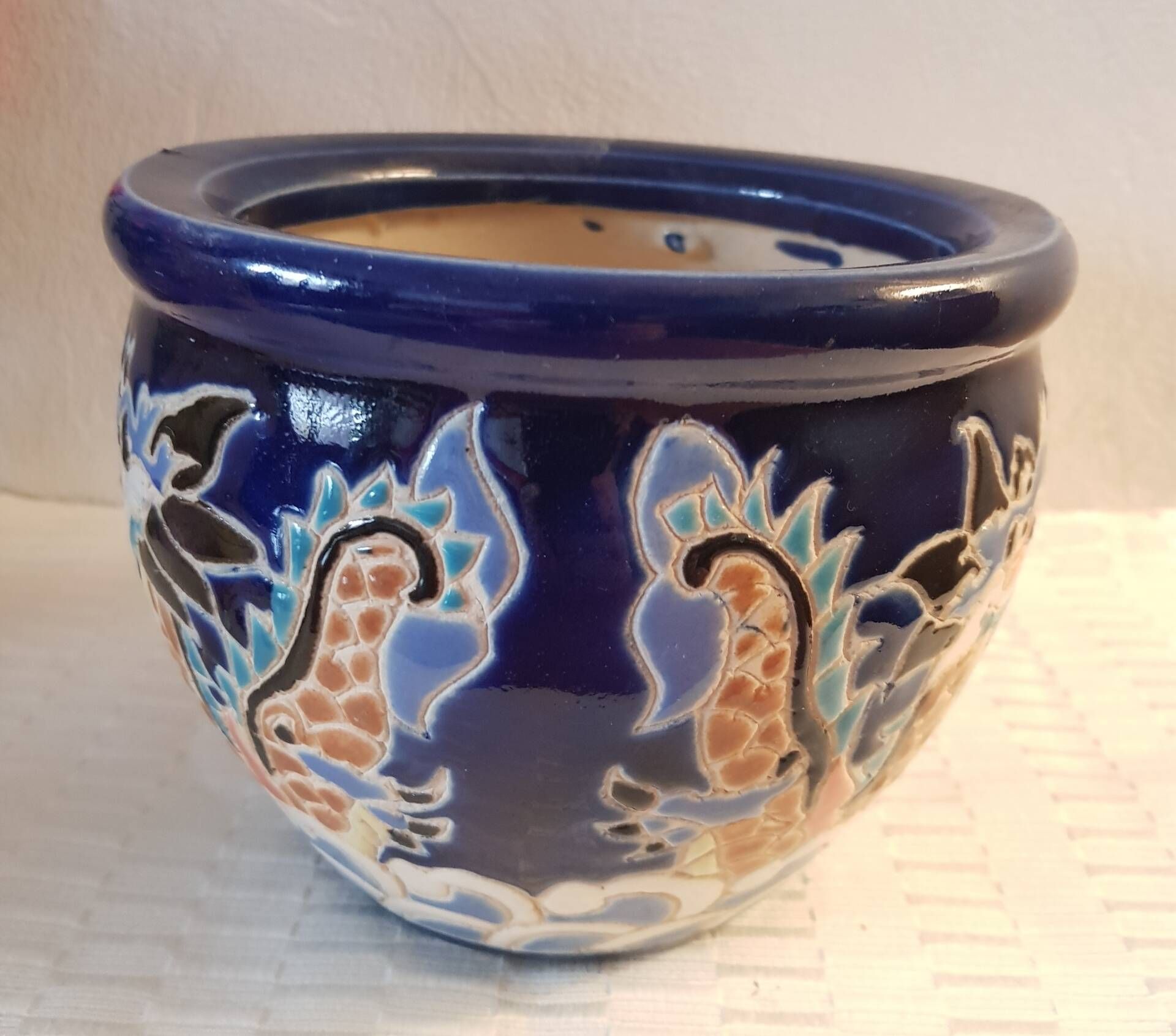 Pot décoratif en céramique émaillée en relief multicolor