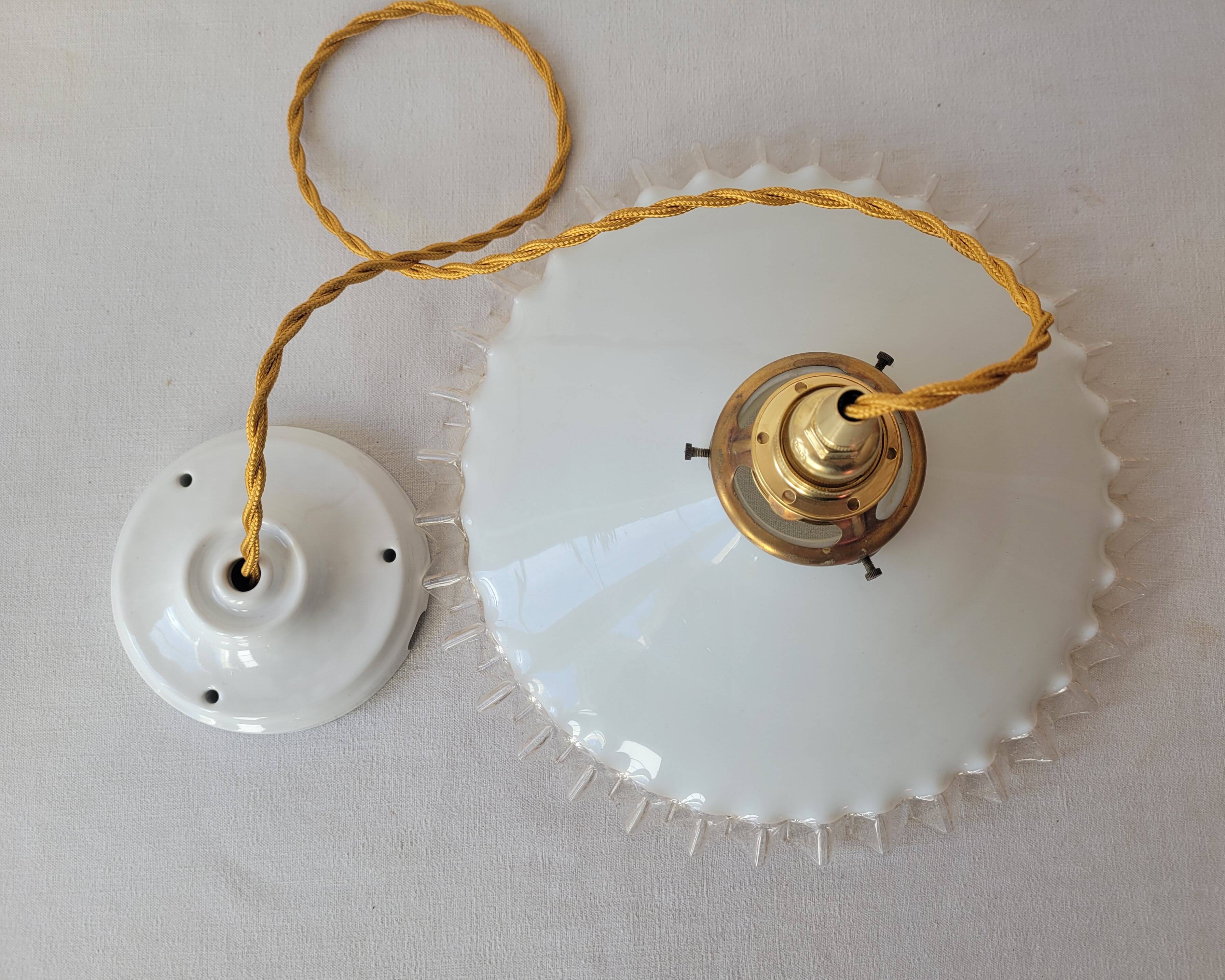 Pendant in serrated opaline