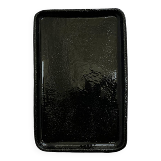 Deep black plate