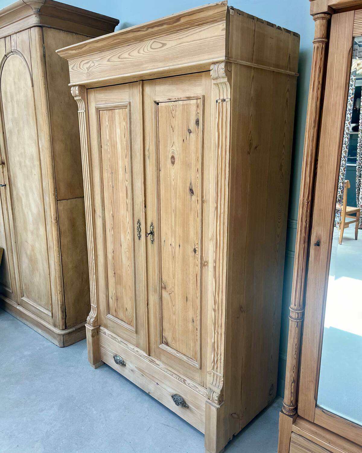 Armoire anglaise en pin, restaurée