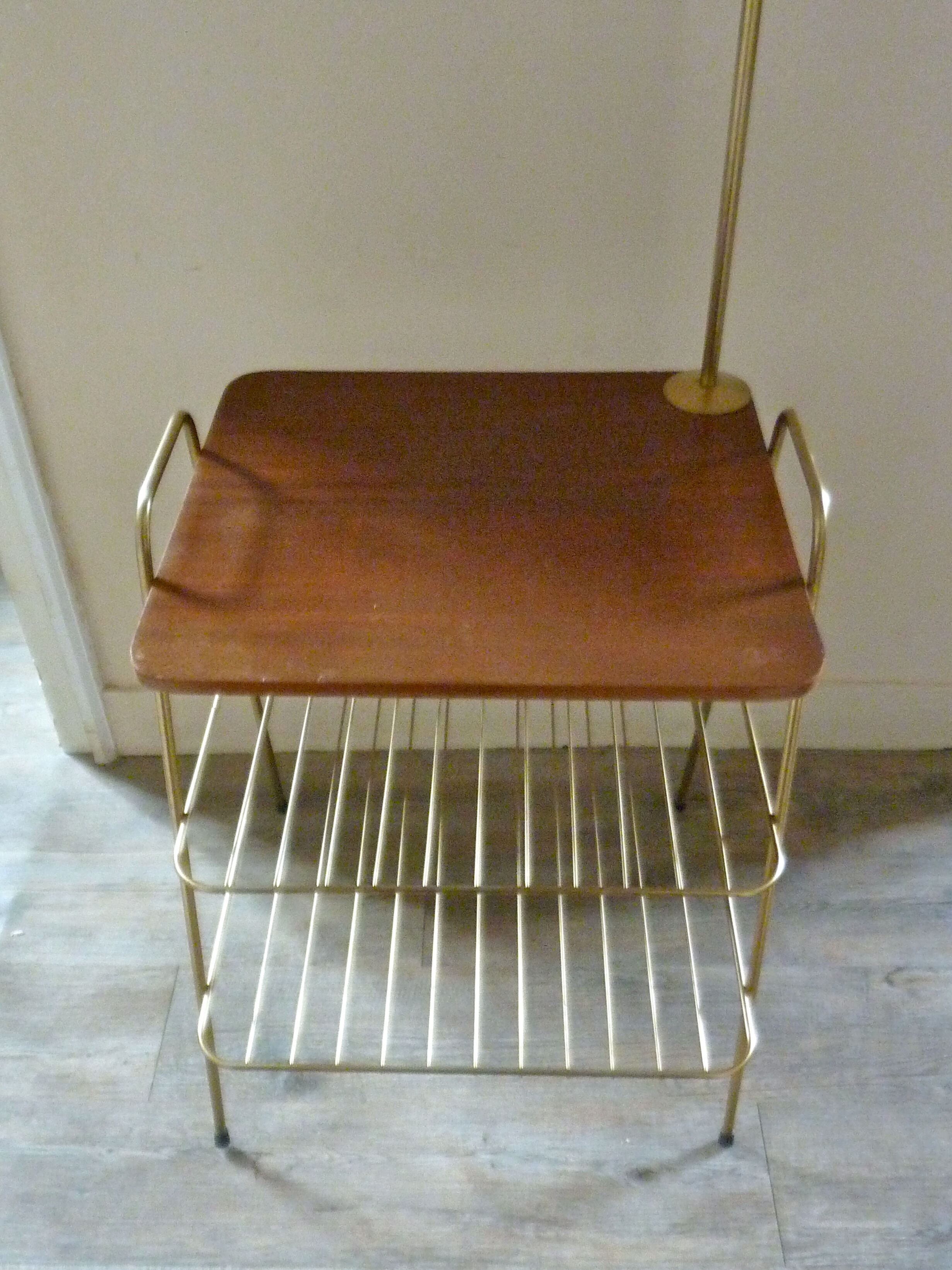 Lampadaire avec tablettes en teck et laiton des années 60