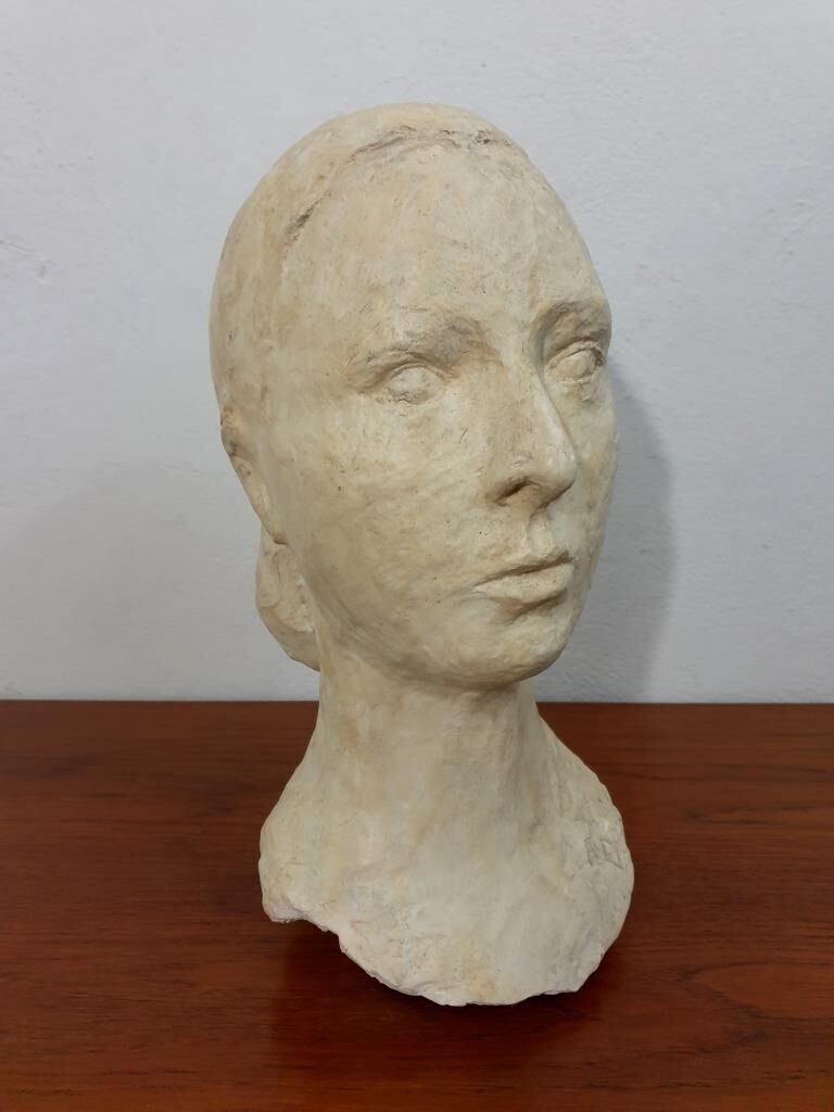 Sculpture bust of a woman