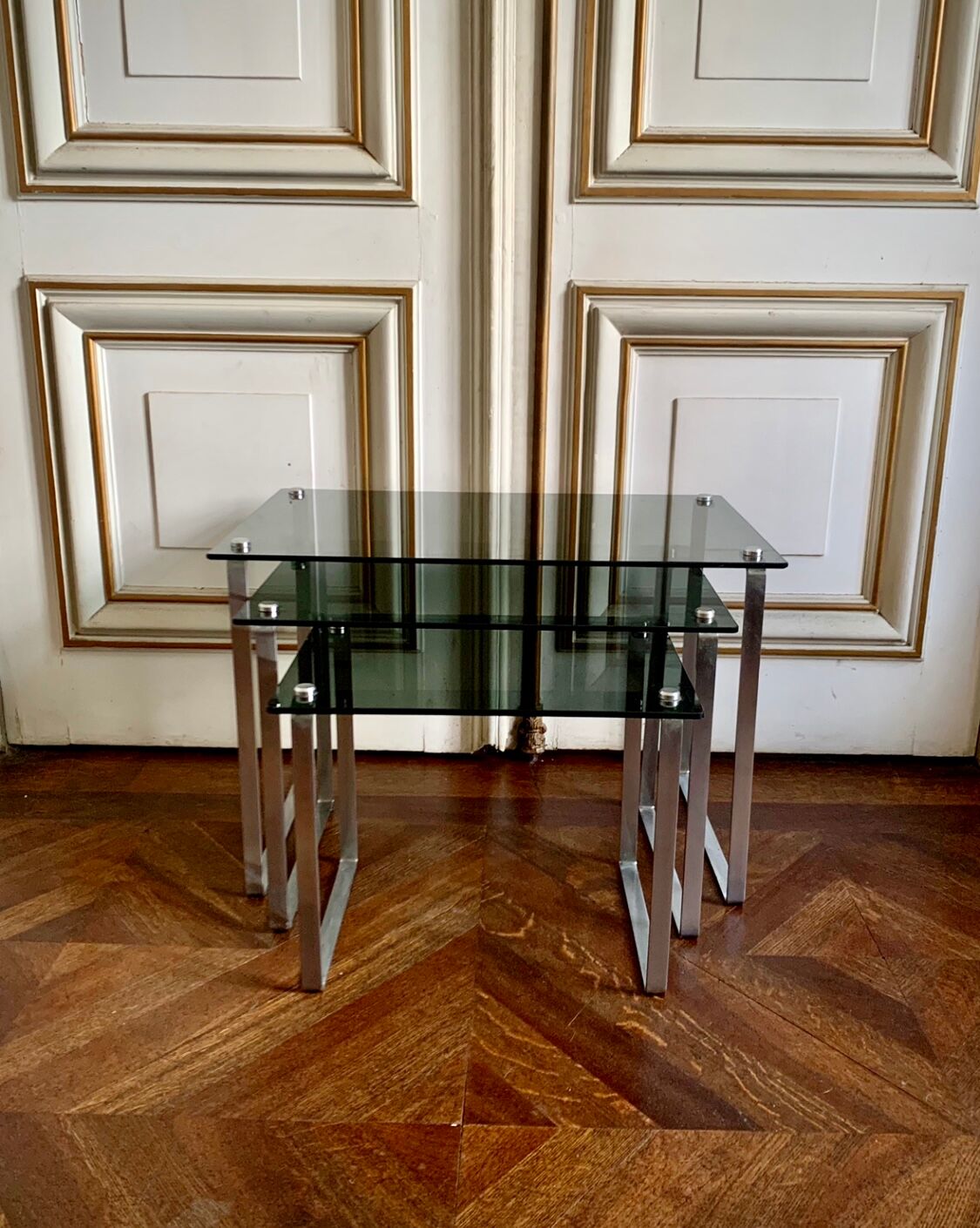 Tables gigognes  acier et verre fumé
