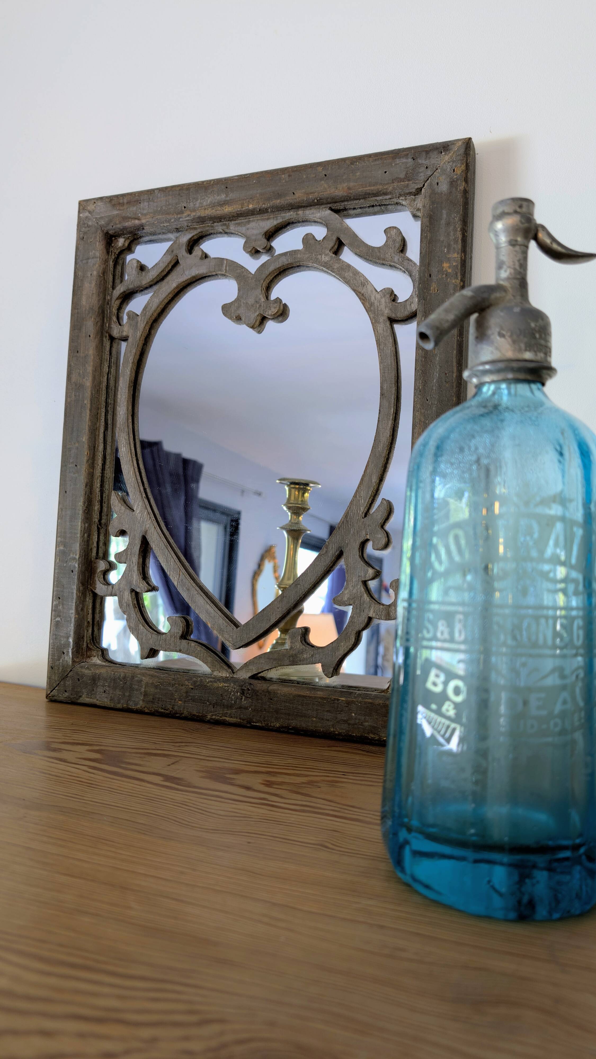 Wooden mirror with heart motif – natural patina