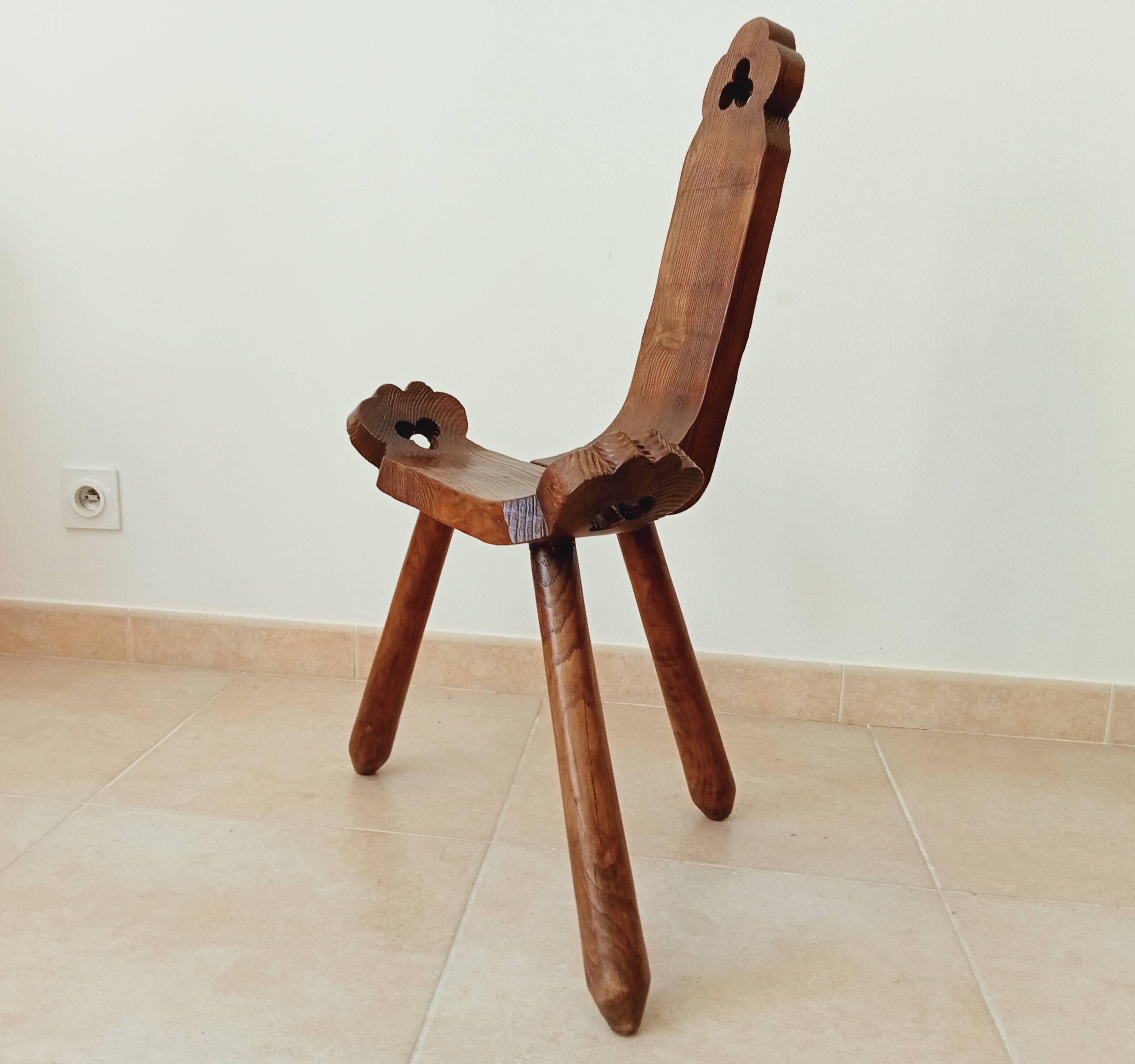 Chaise brutaliste tripode début XXeme