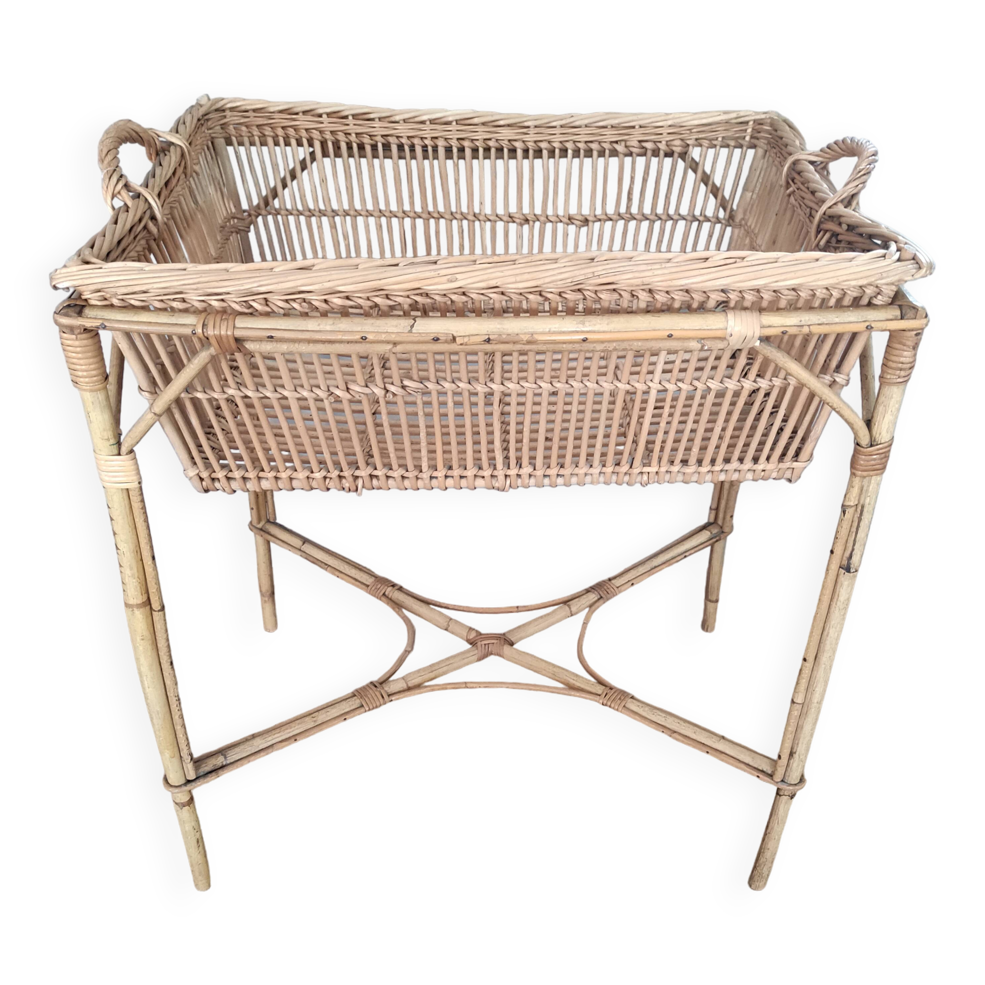 Panière à linge vintage en rotin sur piètement
