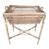 Panière à linge vintage en rotin sur piètement