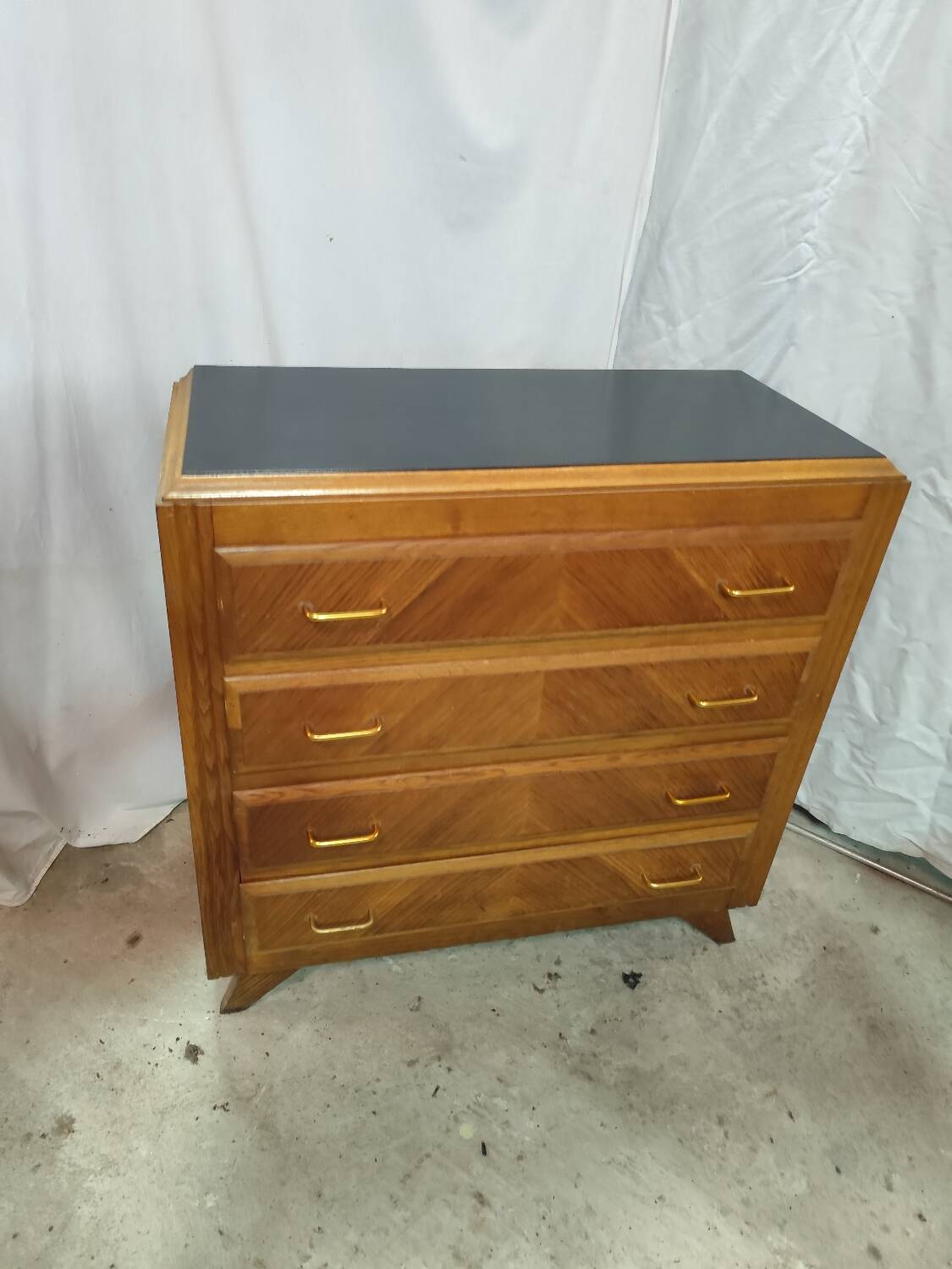 Pretty chest of drawers with 4 compass-legged oak veneer drawers