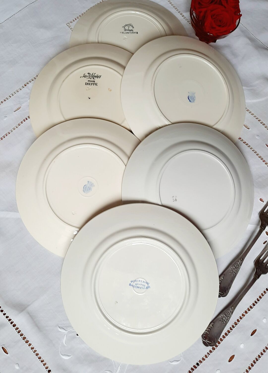 Flat plates in earthenware