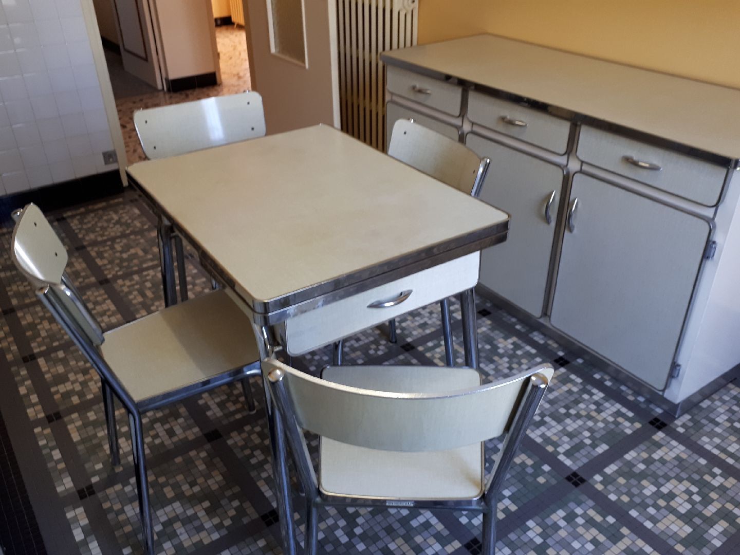 Pivoteau in formica kitchen set