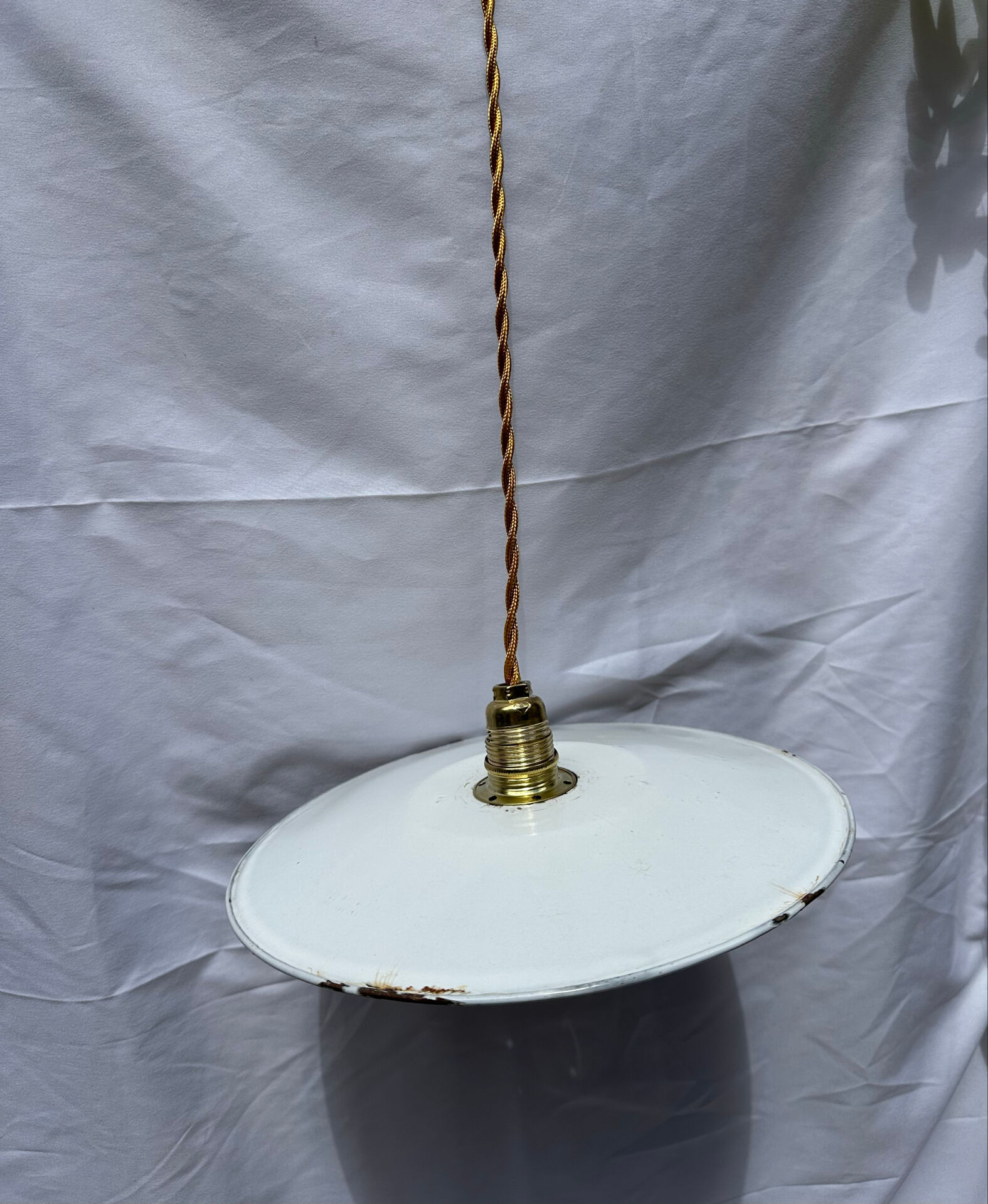 Suspension vintage blanche en tôle émaillée style indus ferme