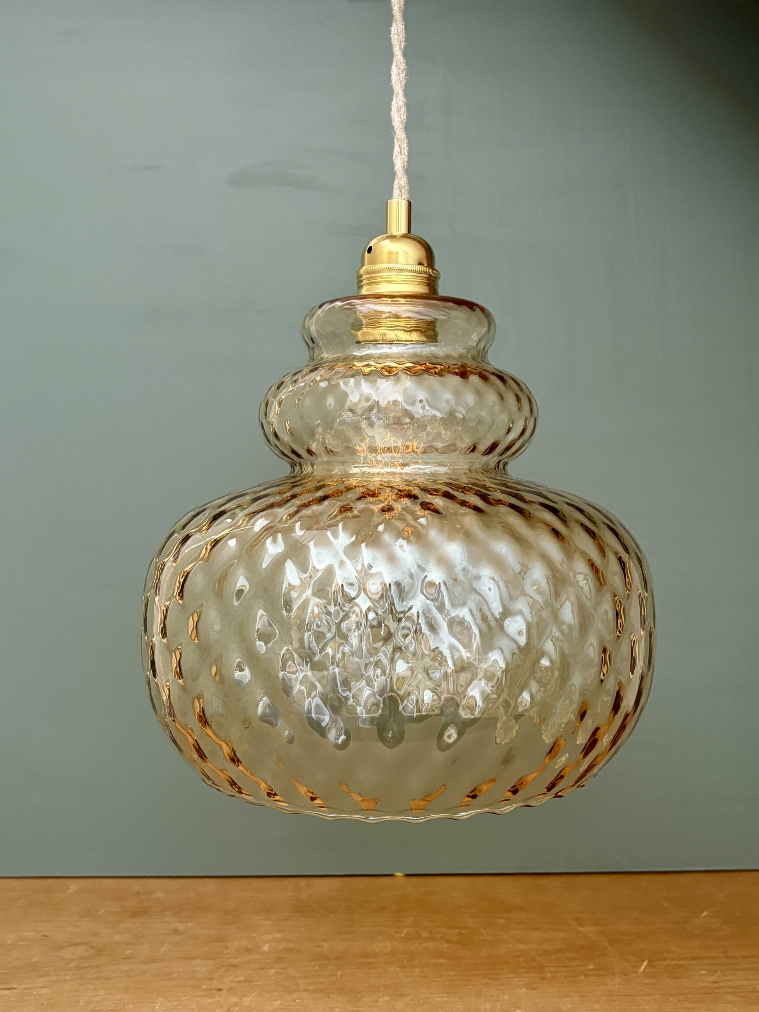 Suspension globe vintage en verre ambré