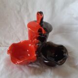 Set salt, pepper, mustard in Vallauris reddened and black.
