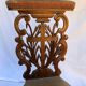 Fauteuil bas en bois sculpté