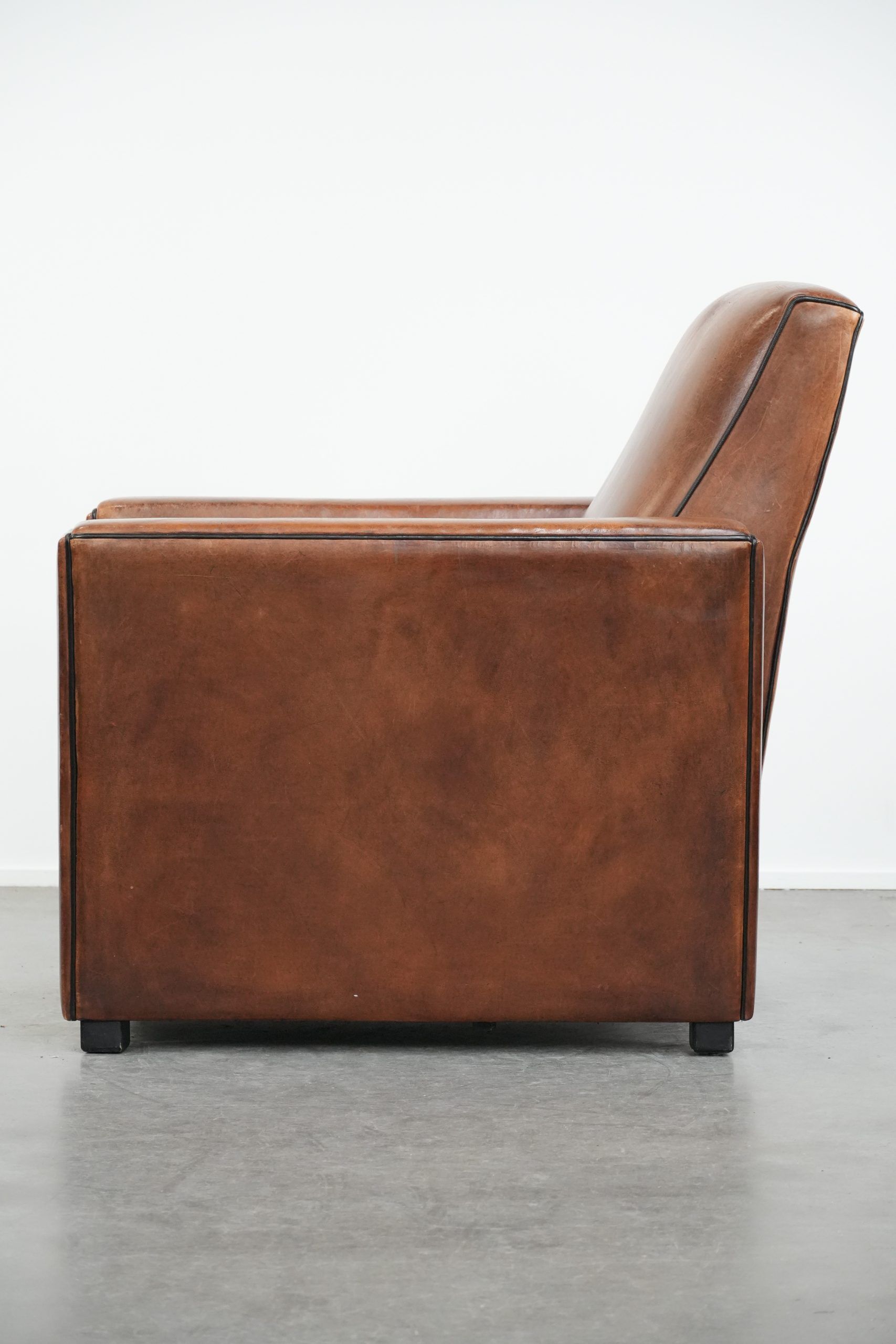 Comfortable and adjustable sheepskin relax armchair with a sleek design