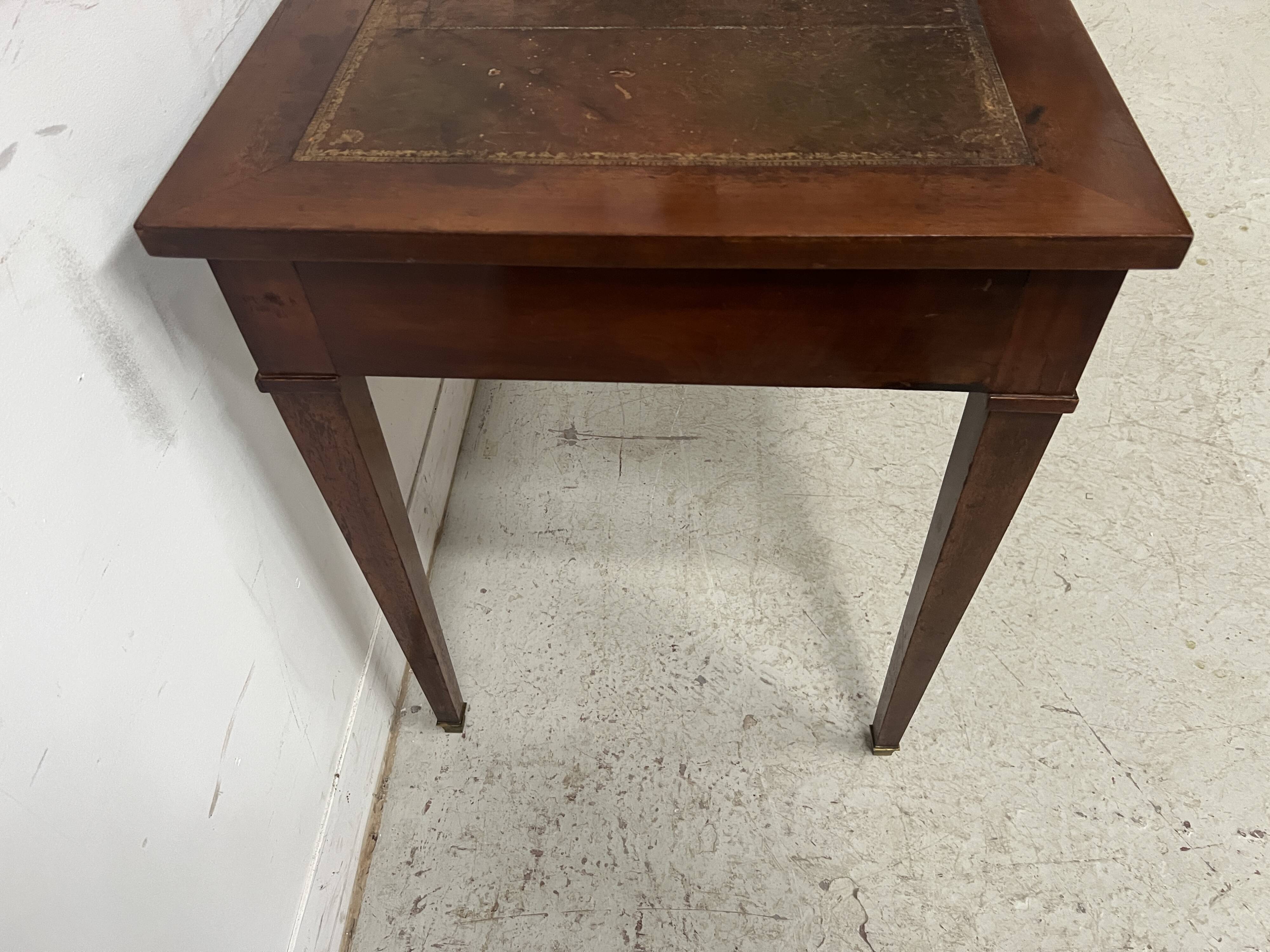 Bureau de style Louis XVI en acajou et placage XX siècle