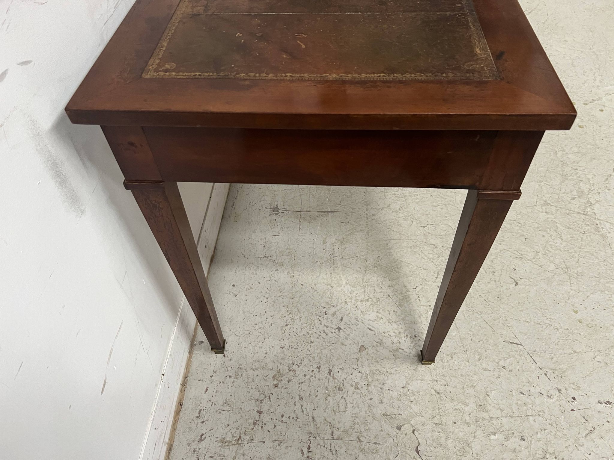 Louis XVI style desk in mahogany and veneer, 20th century.