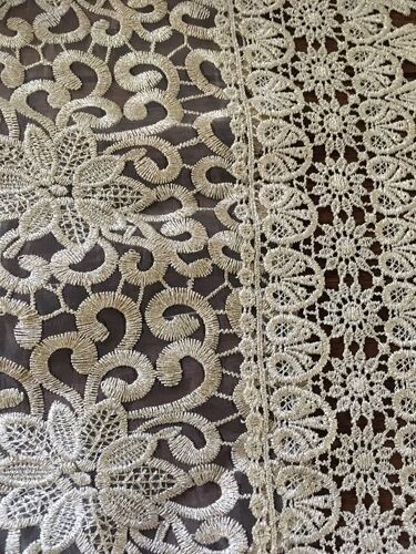 Table runner and table set in lace