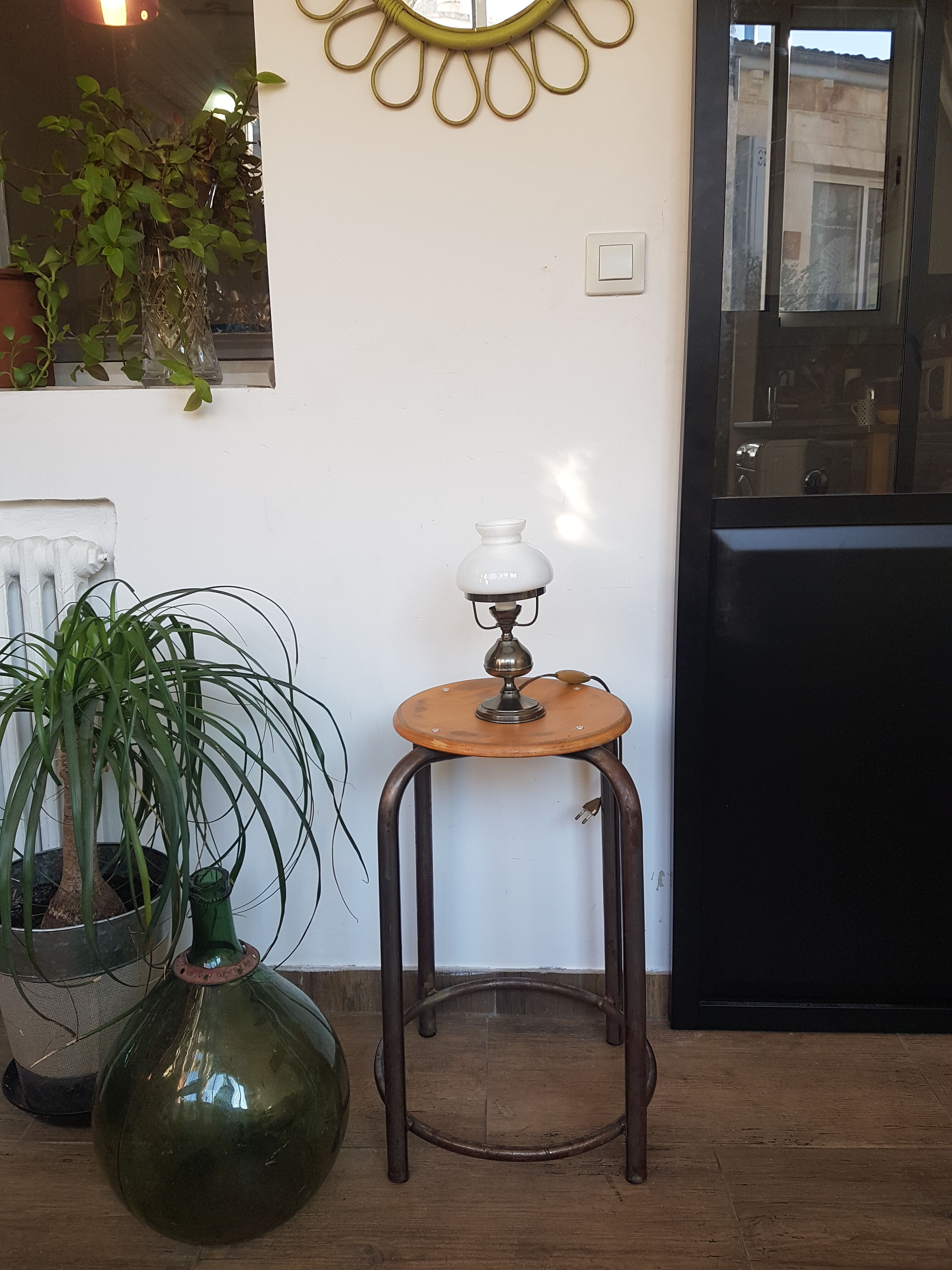 Small Art Deco opaline lamp, brass foot
