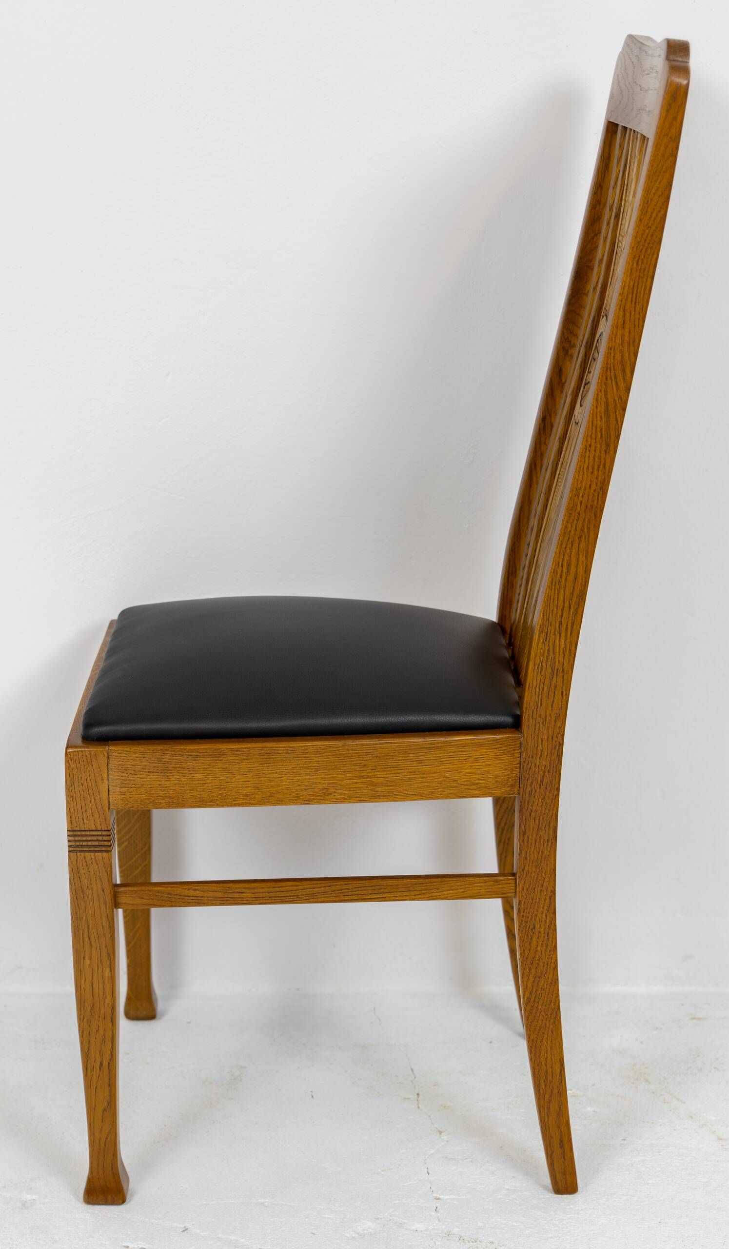 Set of 6 Art Nouveau chairs and armchairs in oak and leather.