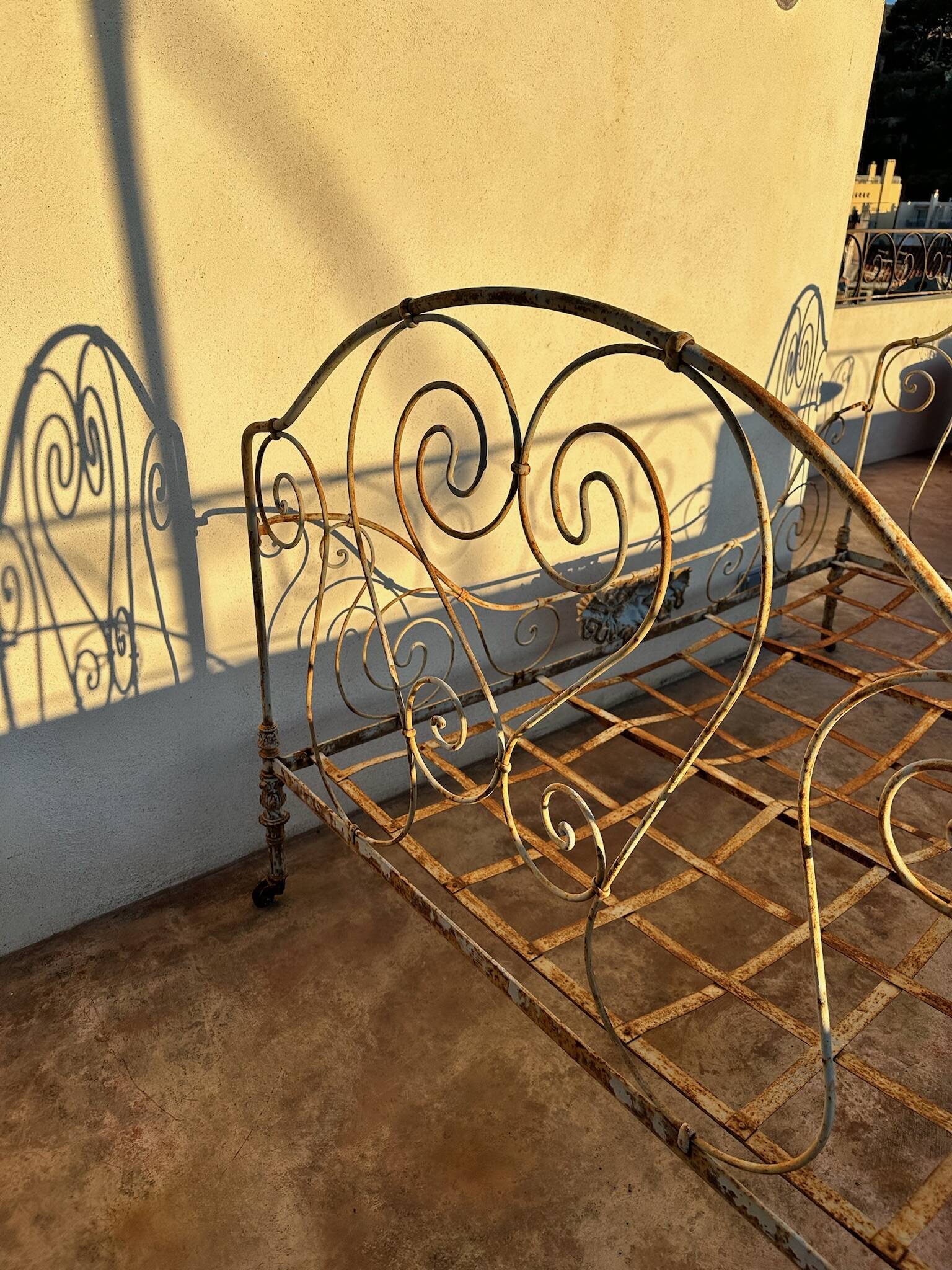 Lit ancien en fer forgé – patine d’origine – début XXe siècle