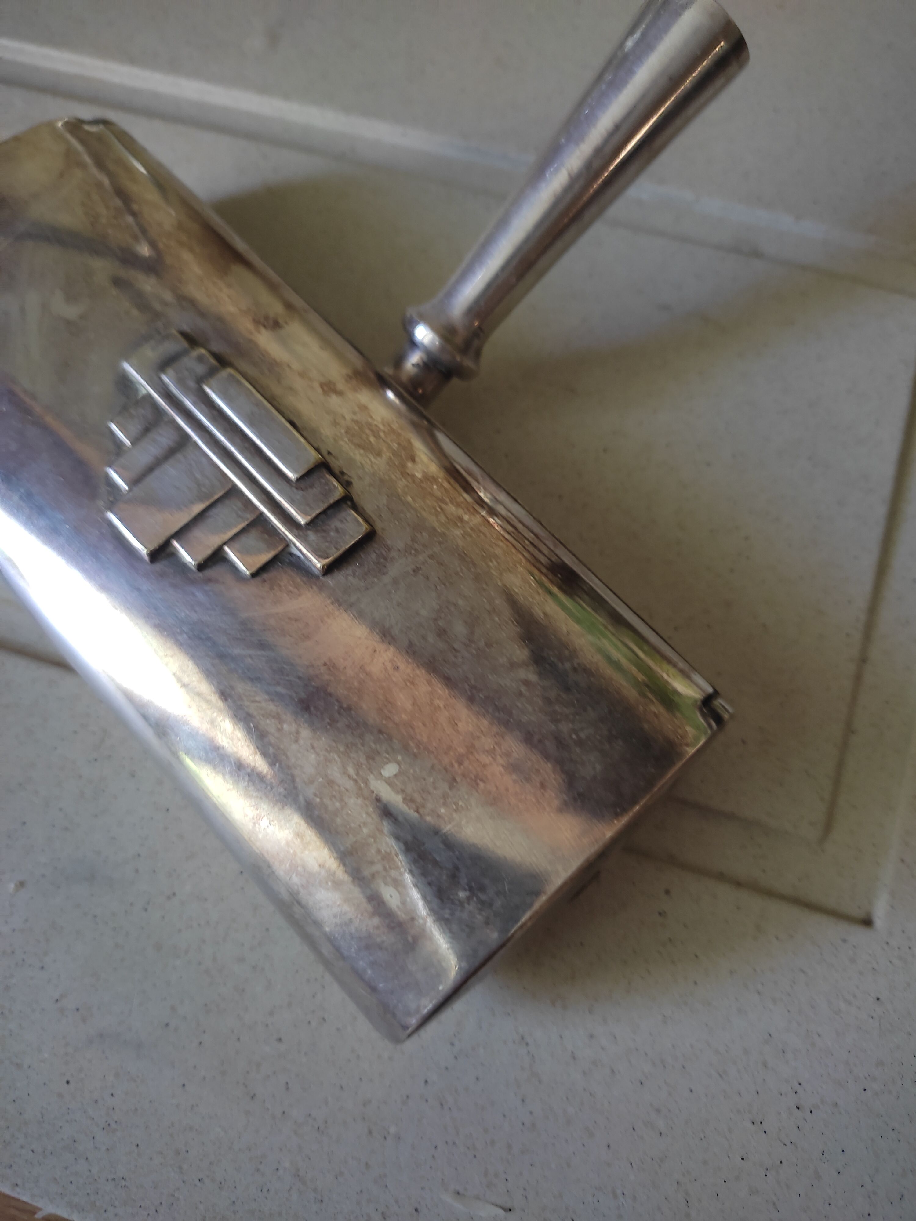 Picks up crumbs art deco