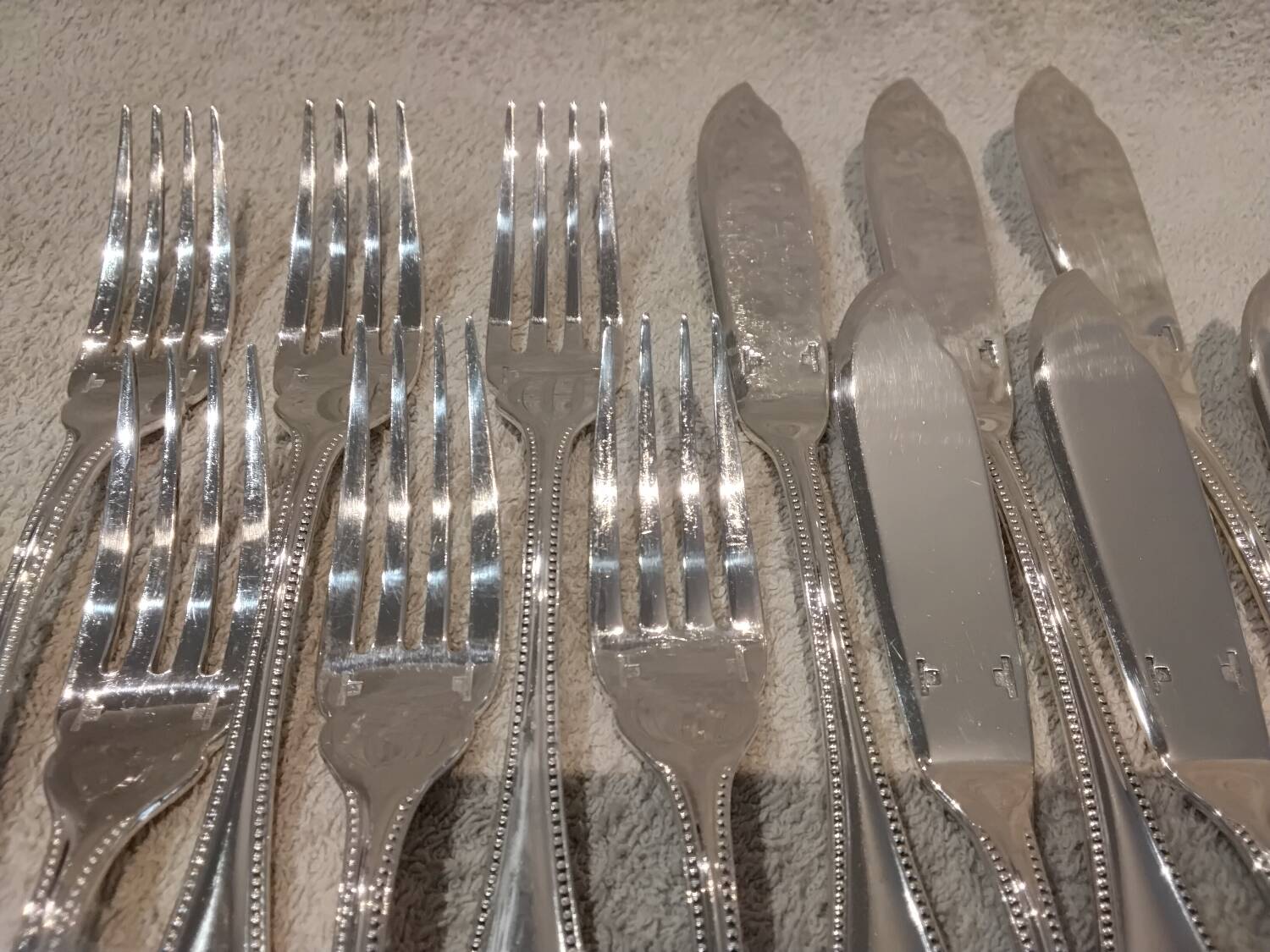 6 fish cutlery pieces, 12 pieces, silver-plated metal, Christofle silversmith, Perles