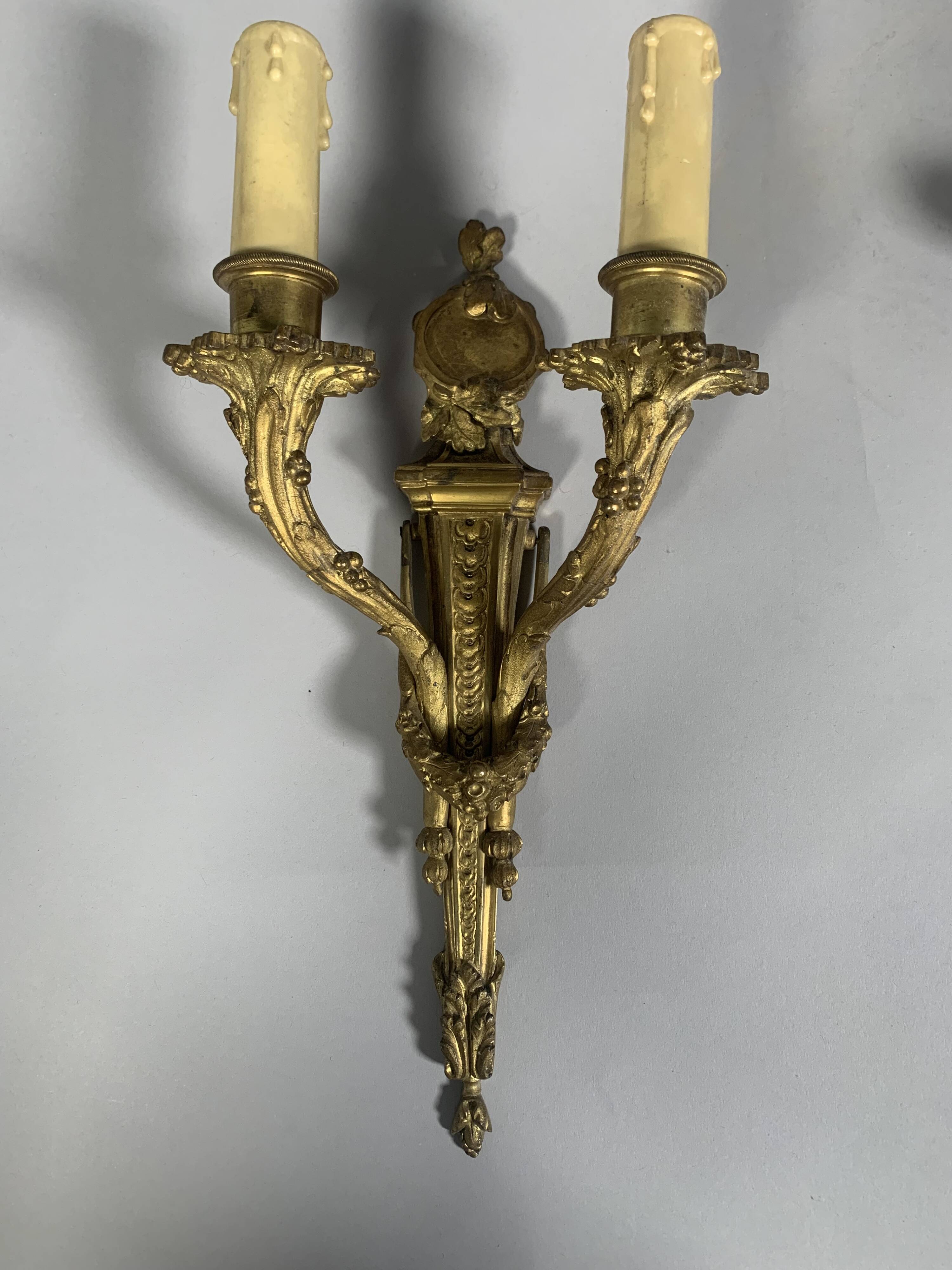 According to Jean-Charles Delafosse (1734-1791). Pair of bronze wall sconces.