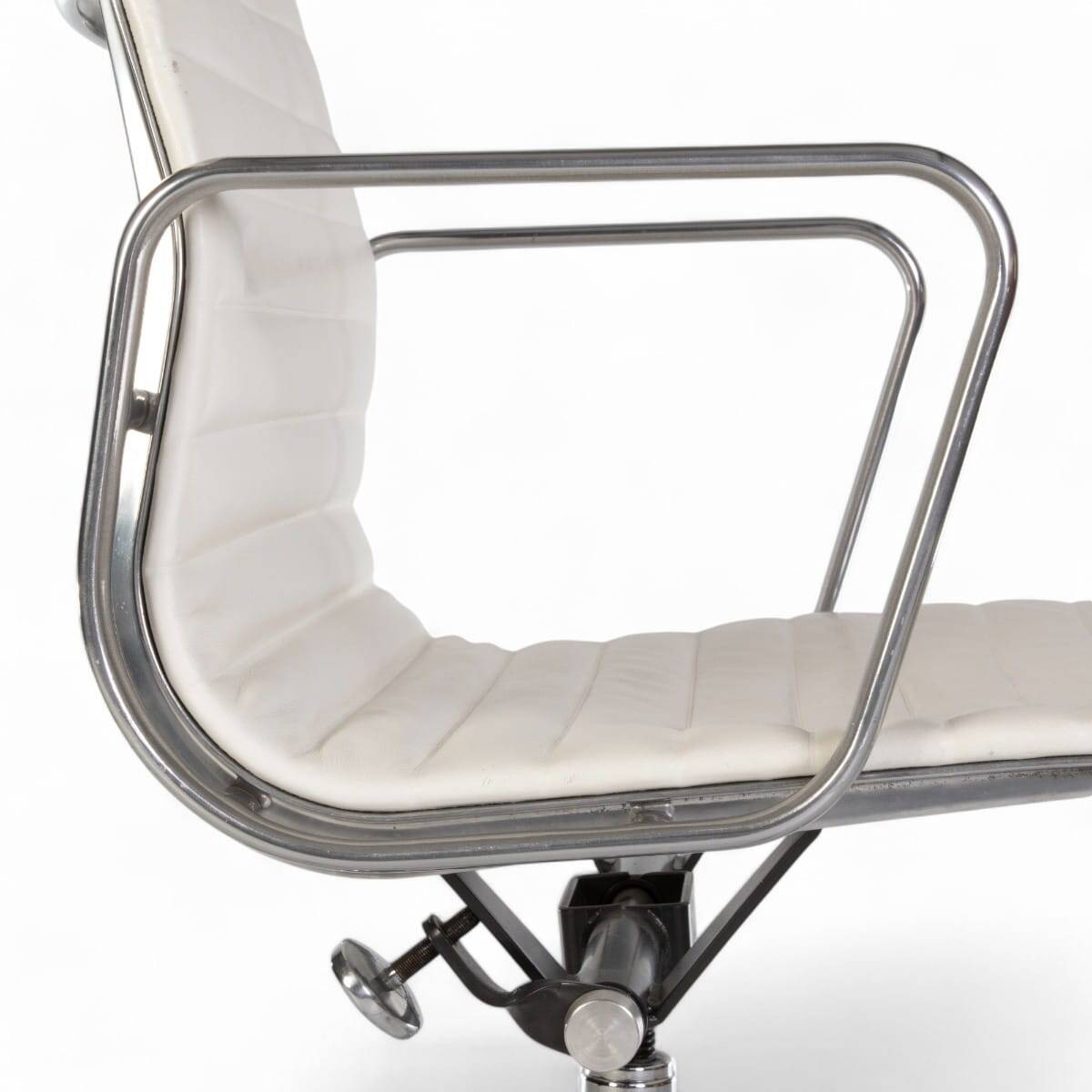 Paire blanche (2) de bases à roulettes pour chaise de bureau Herman Miller Original Eames EA335