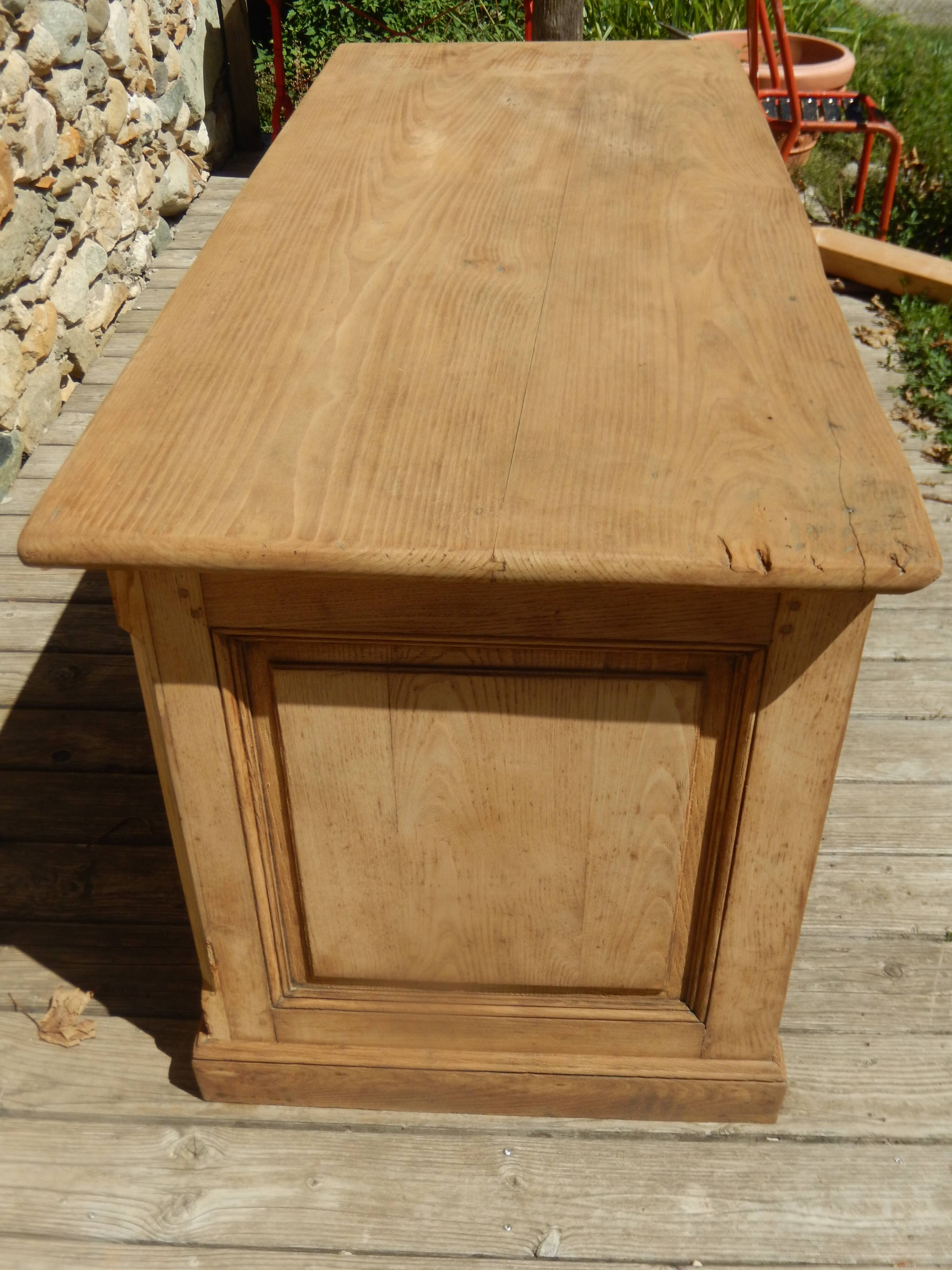 Exceptional commercial bank counter, professional furniture, kitchen island.