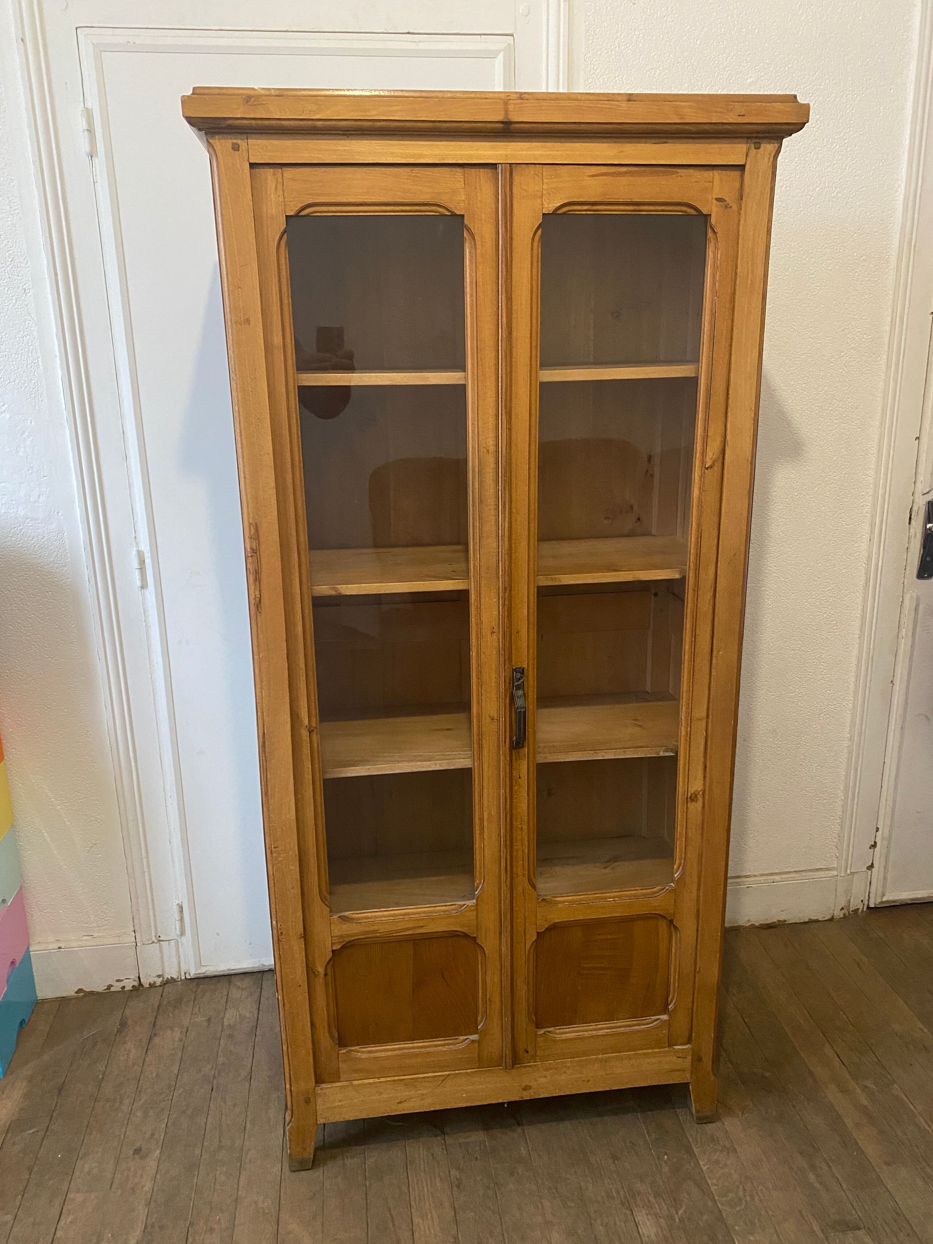 Small old Parisian showcase