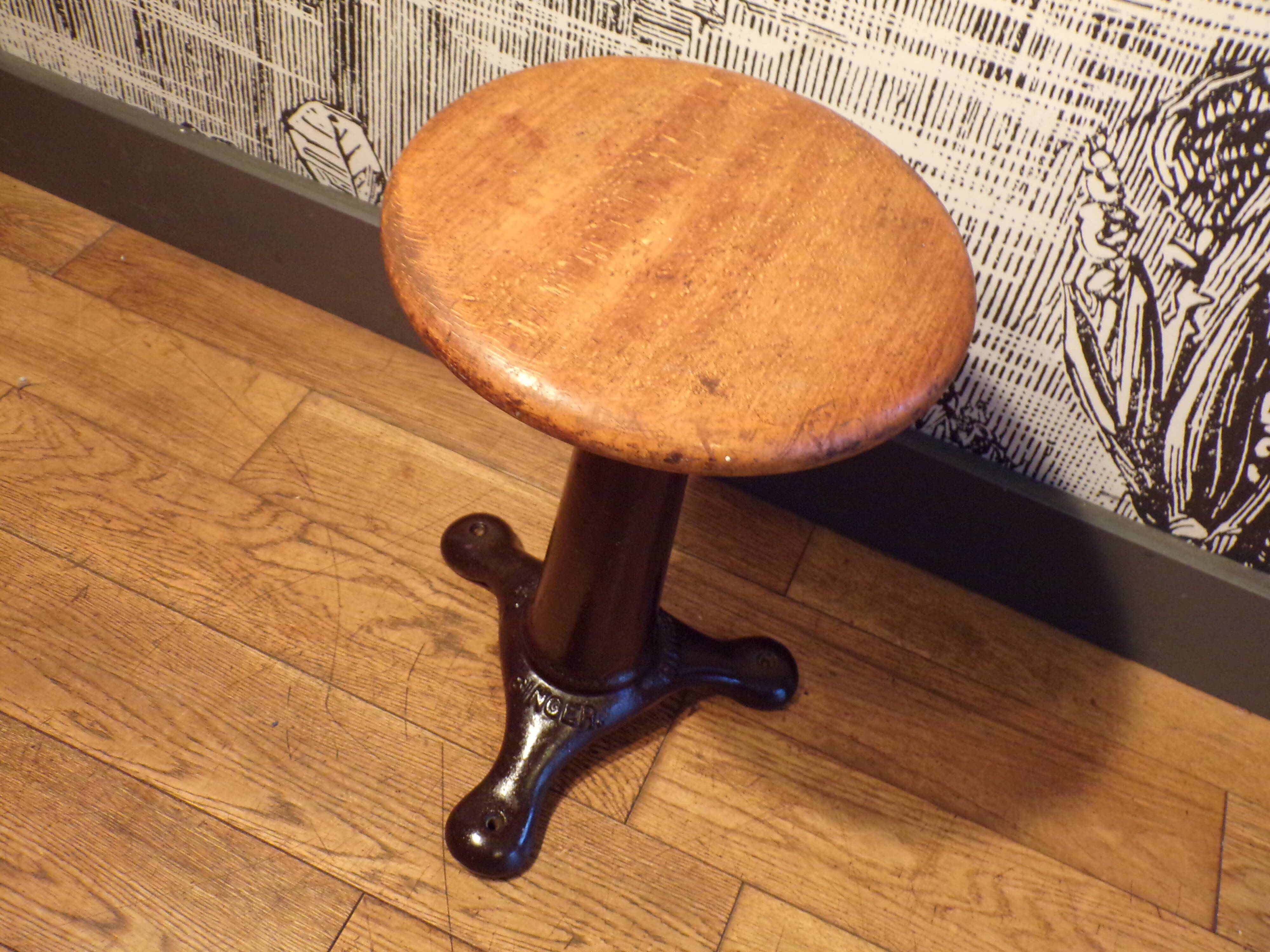 Singer stool 1930 in cast iron with screws