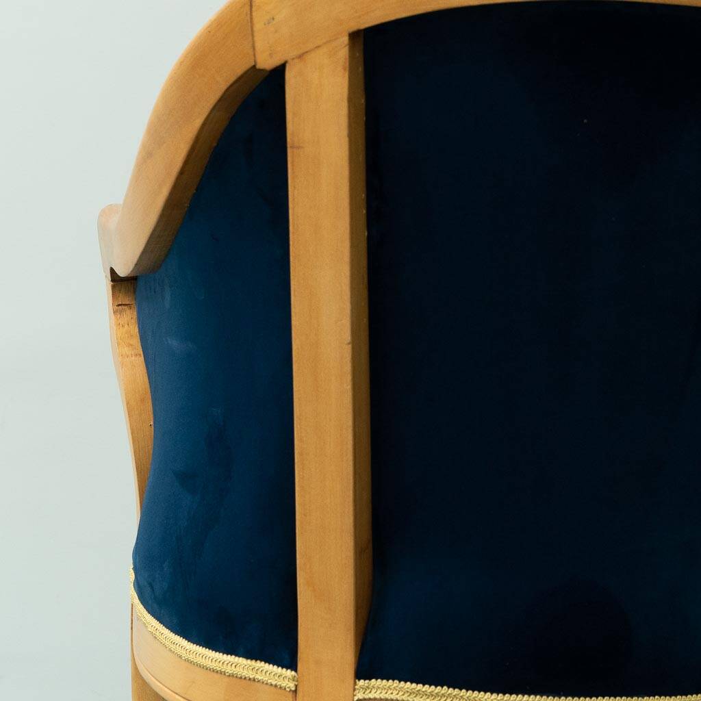 Poltroncina vintage in legno massello velluto blu anni ’50 modernariato