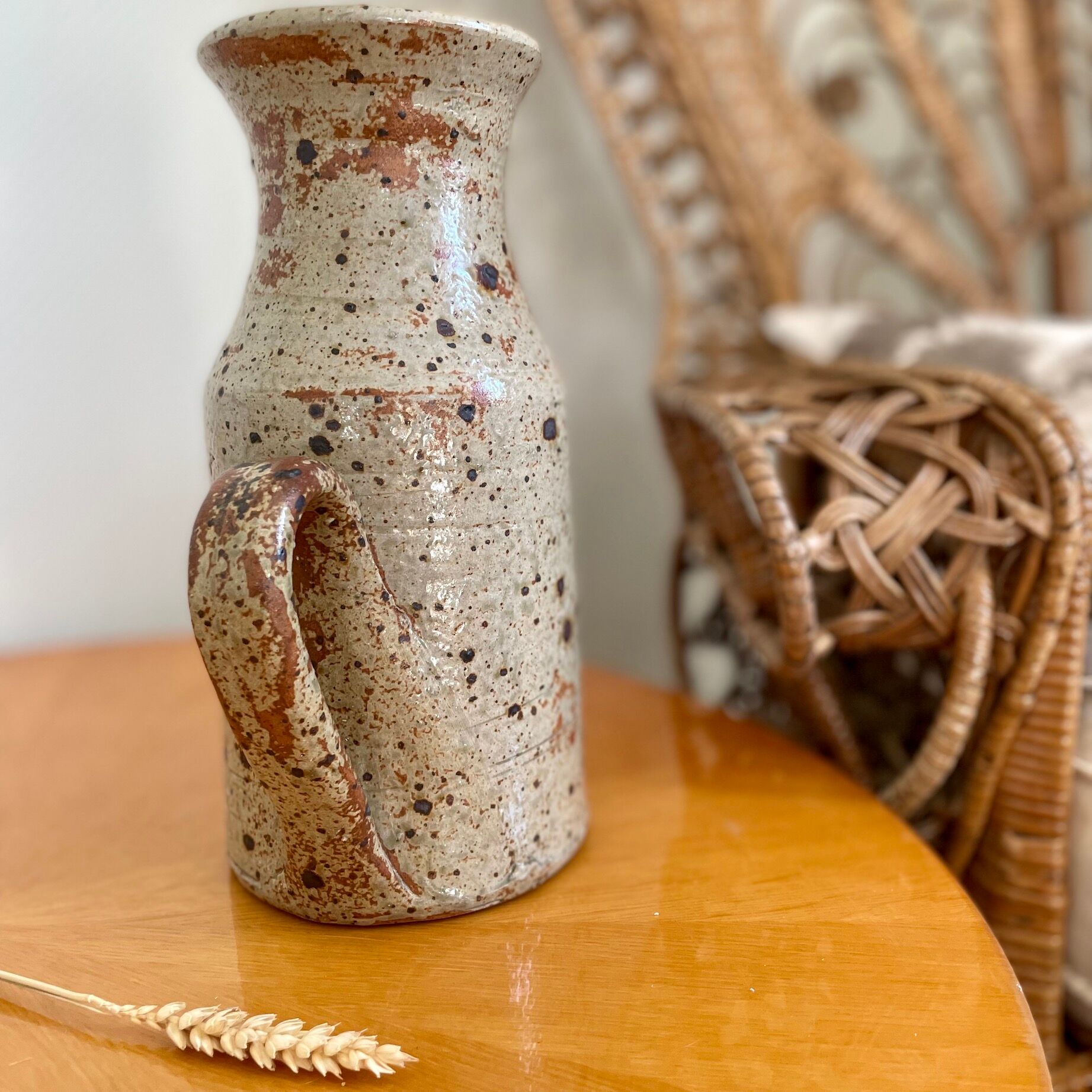 Pichet vase en grès moucheté