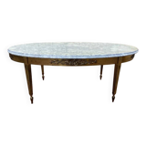 Table basse ovale de style Louis XVIen laiton et marbre
