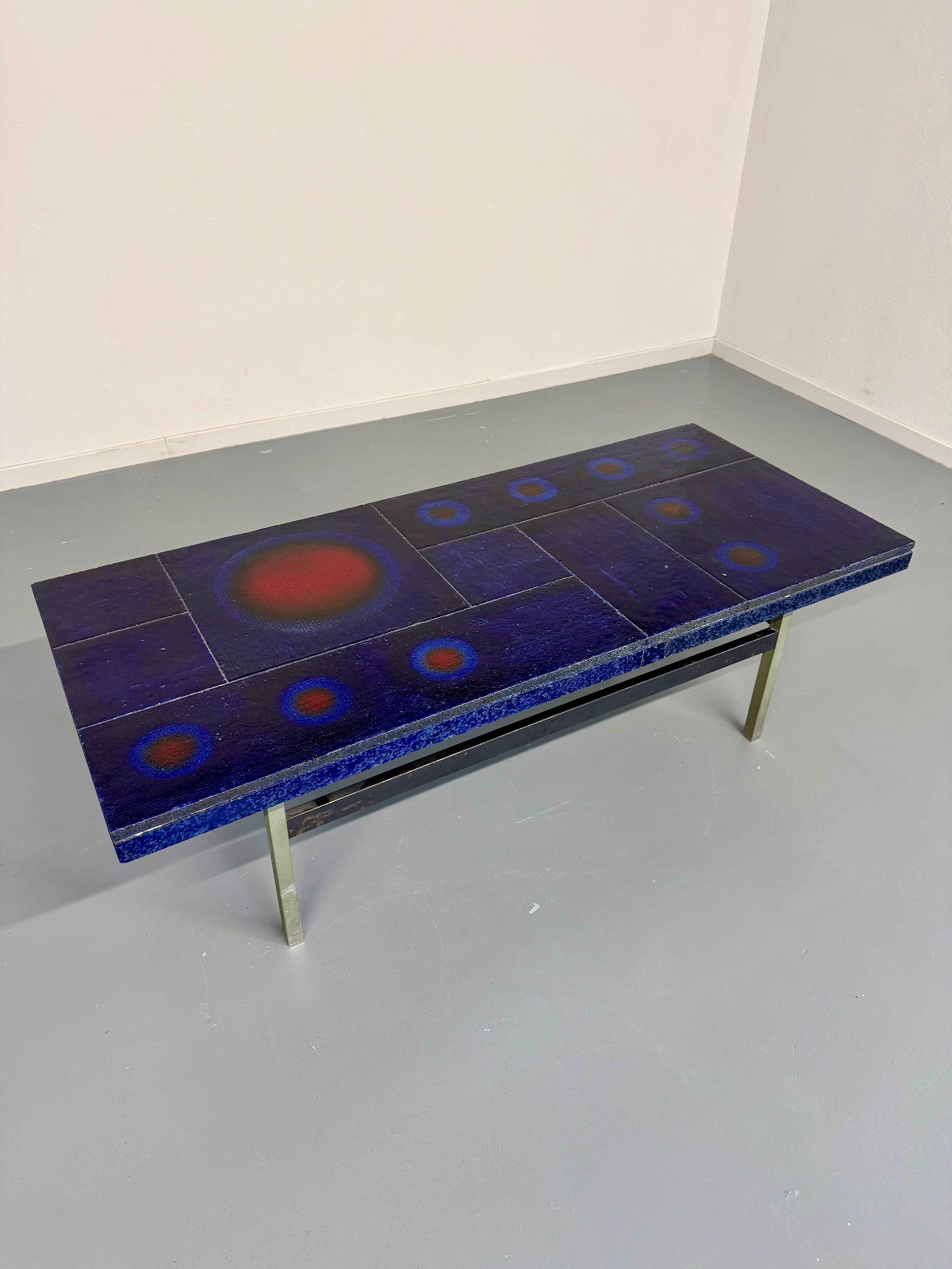 Table basse en céramique émaillée bleue design année 70