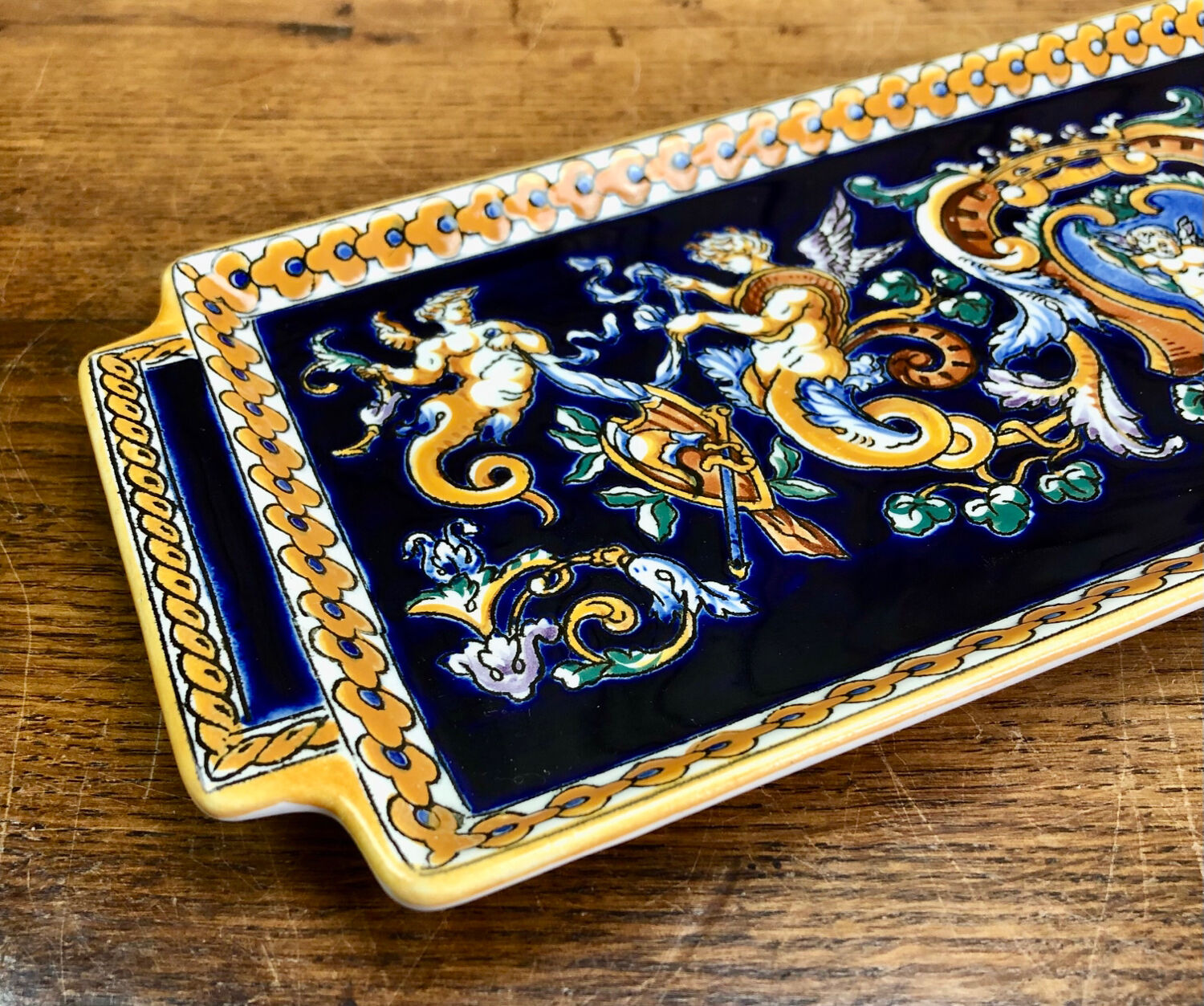 Cake dish cake Gien Renaissance blue background