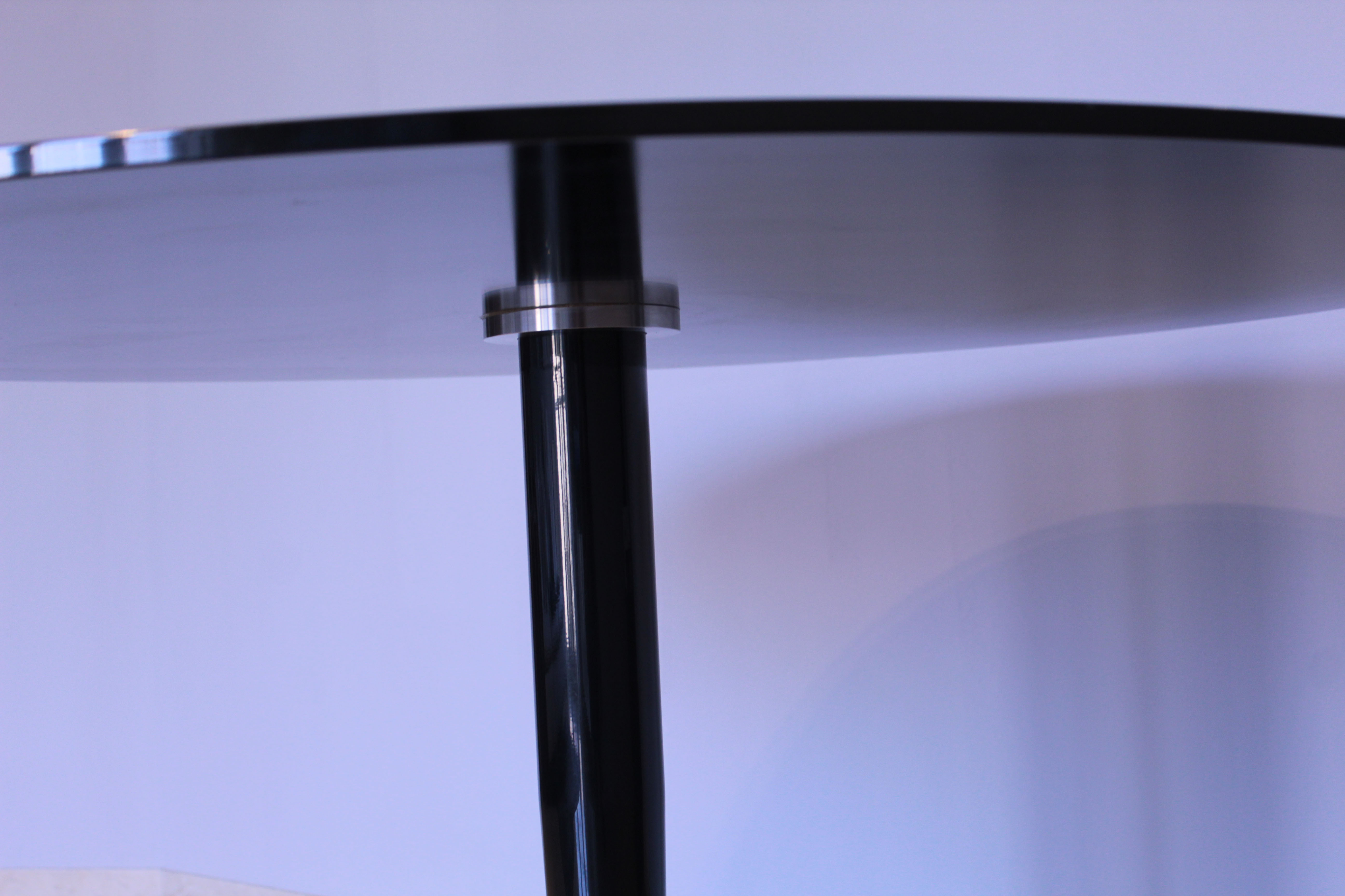 Round table in mirrored black glass, Italia1980s signed Calligaris