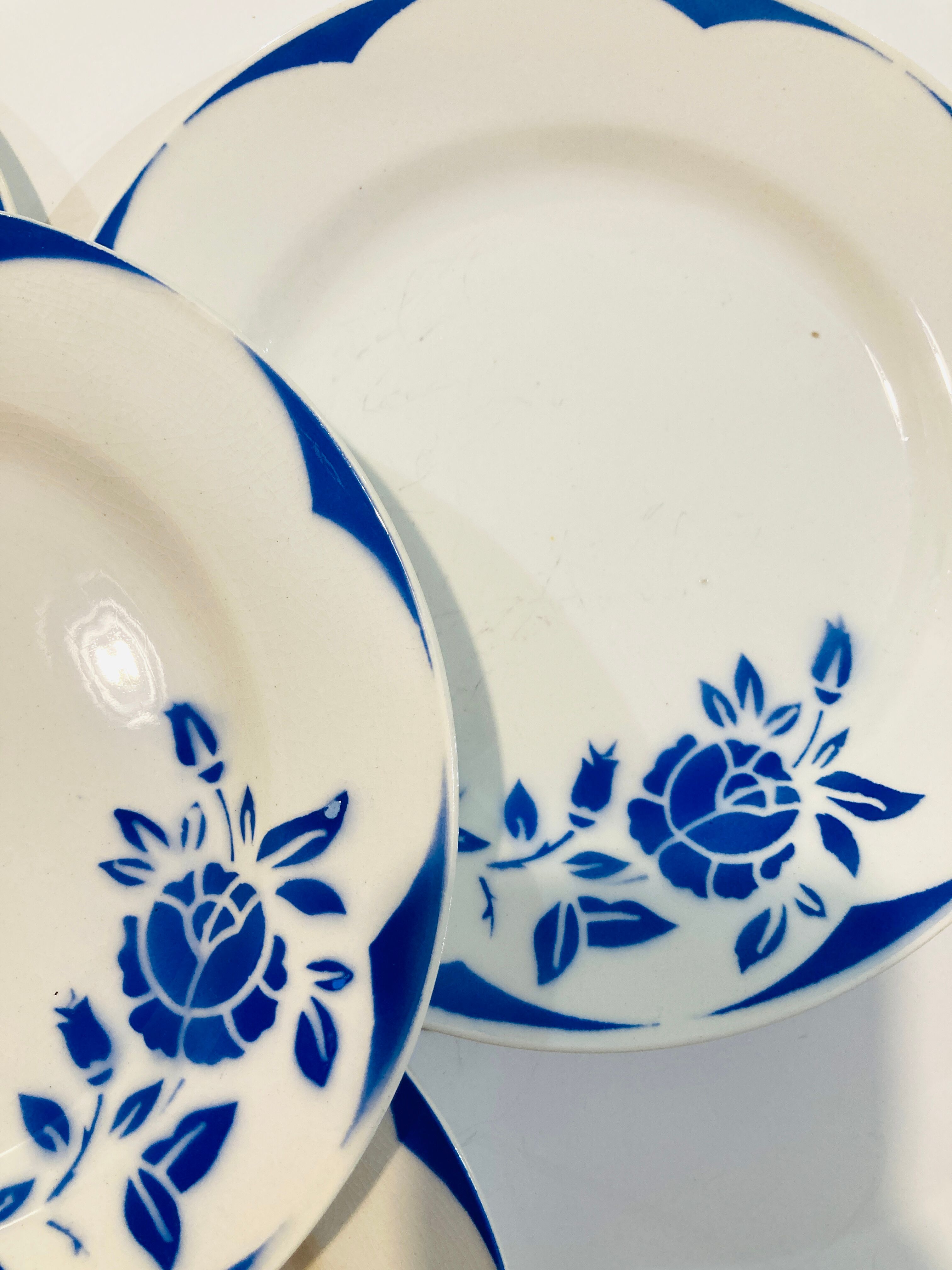 4 white porcelain plates with blue flowers