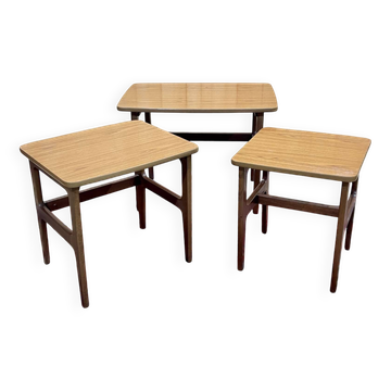 Suite de 3 tables gigognes en teck des années 70