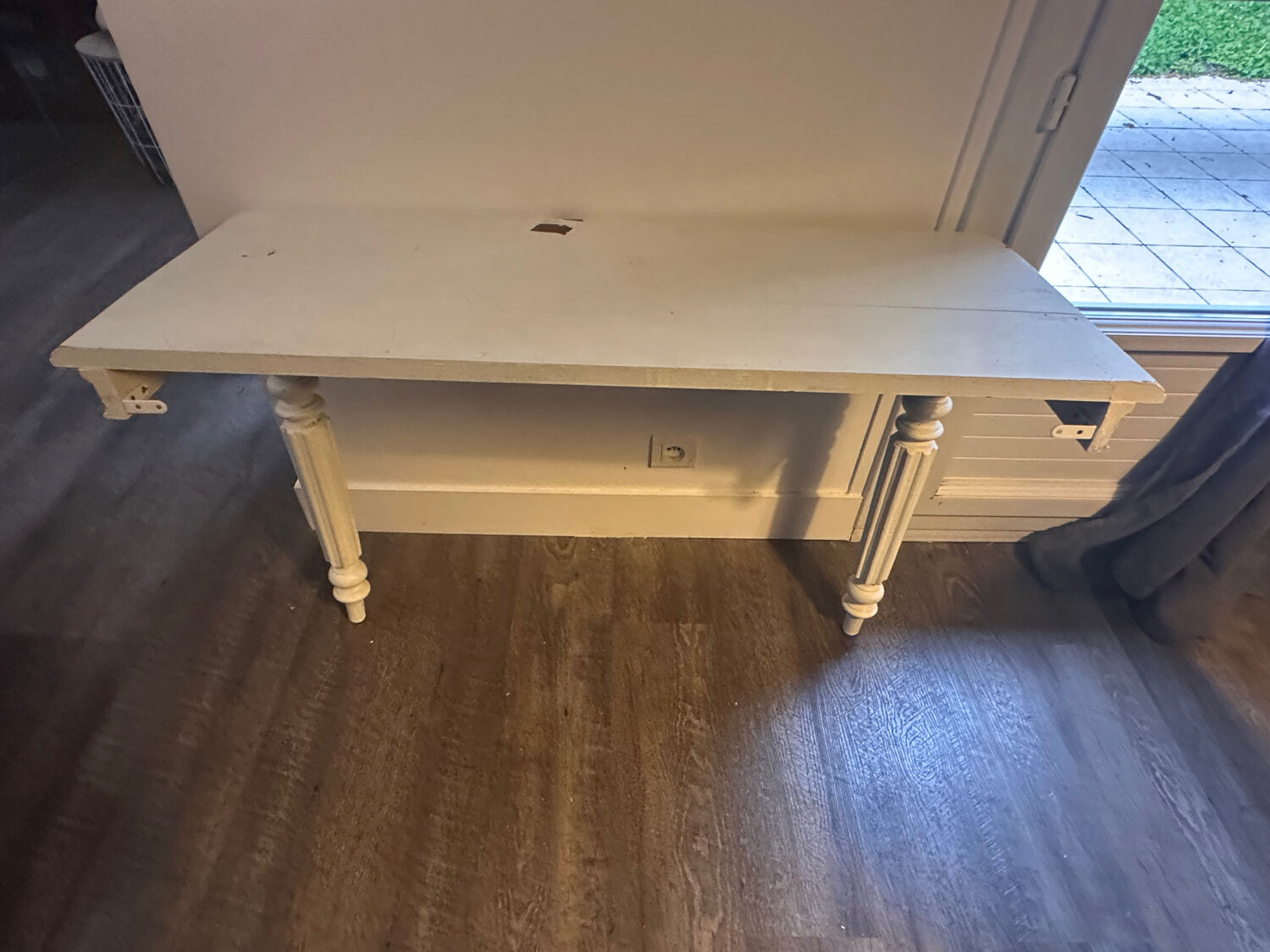 Vintage console in weathered white wood – Chic country style, tapered legs.