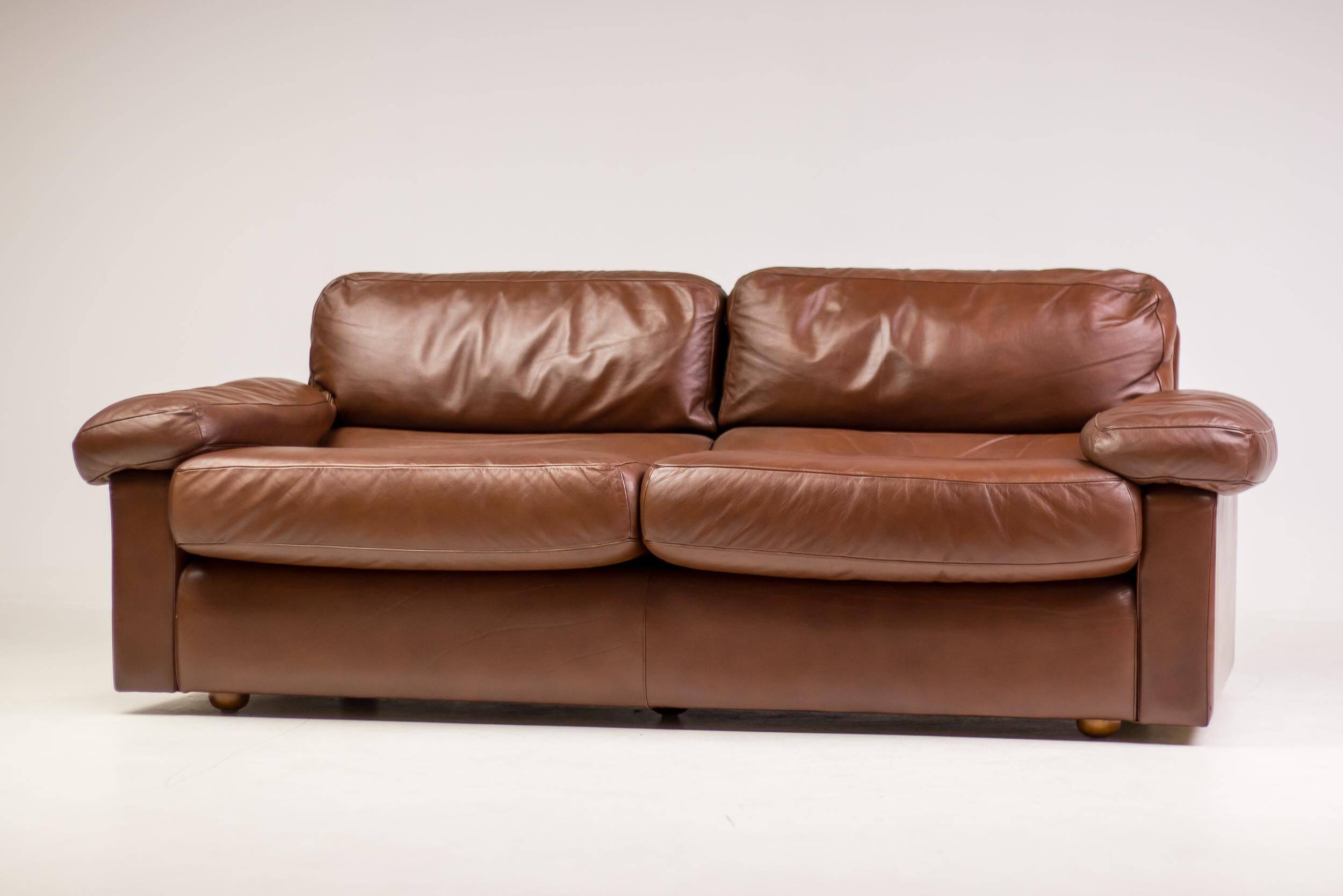 Royal 2-seater canapé premium Poltrona Frau Petronio upholstered in down and chestnut leather.