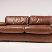 Royal 2-seater canapé premium Poltrona Frau Petronio upholstered in down and chestnut leather.