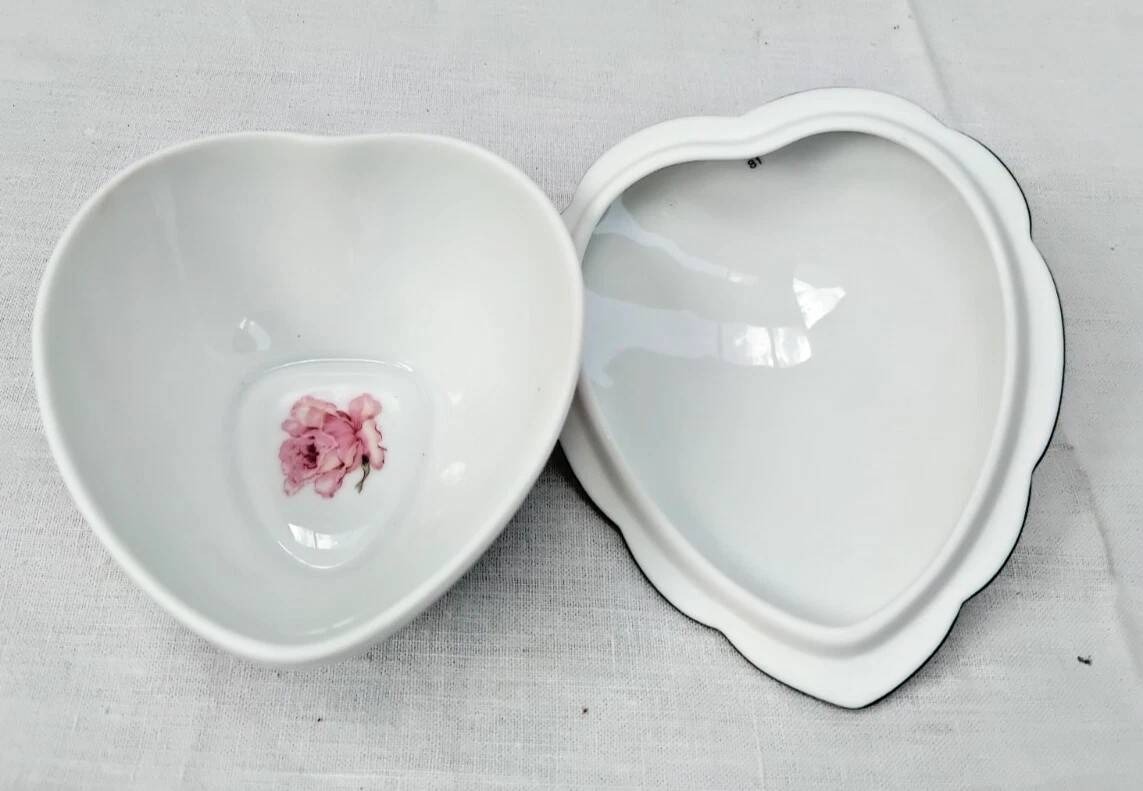 Sugar bowl with its lid in Limoges porcelain by Bernardaud.