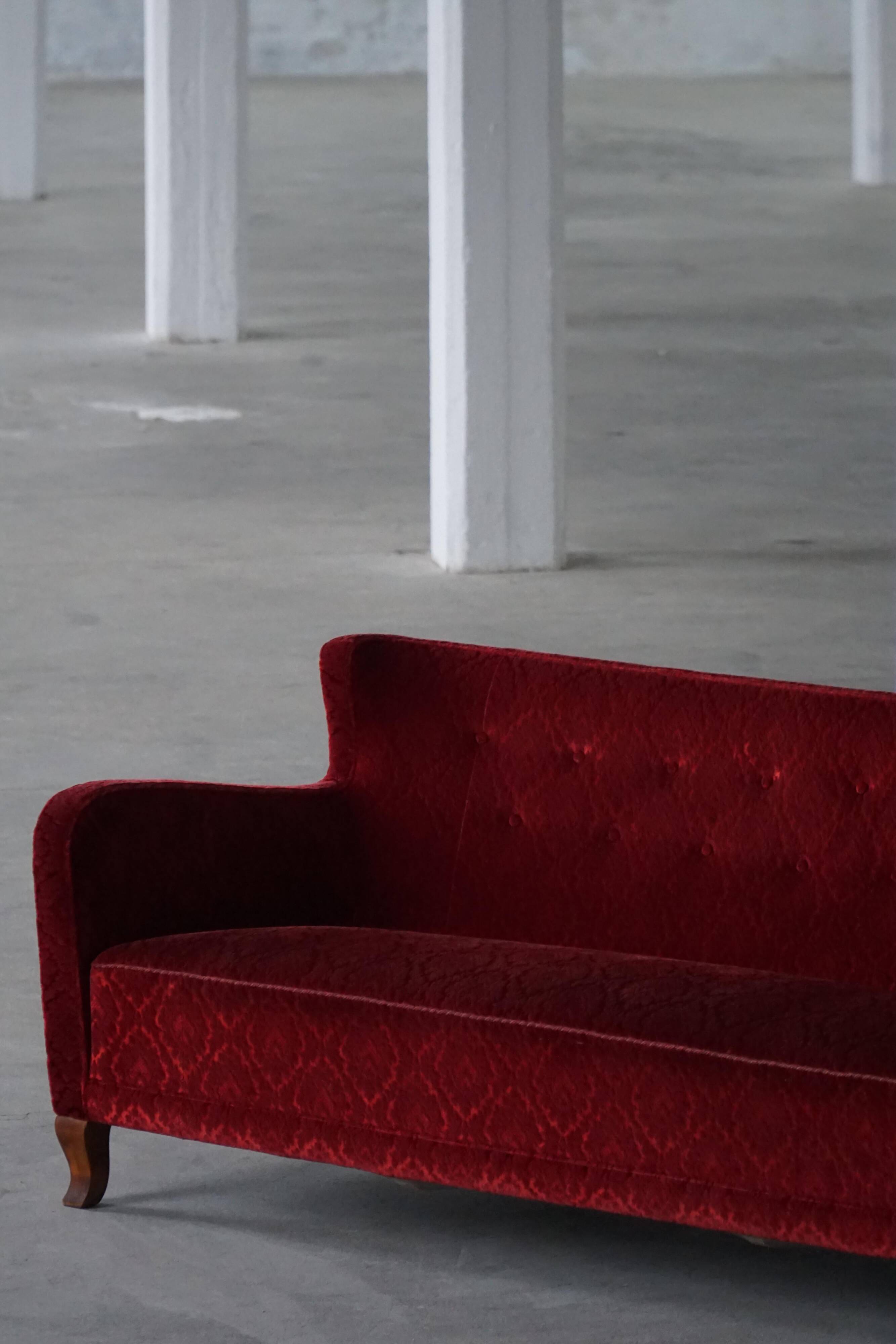 Modern Danish canapé, 3-seater in red velvet, Fritz Hansen style, 1940s.
