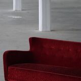 Modern Danish canapé, 3-seater in red velvet, Fritz Hansen style, 1940s.