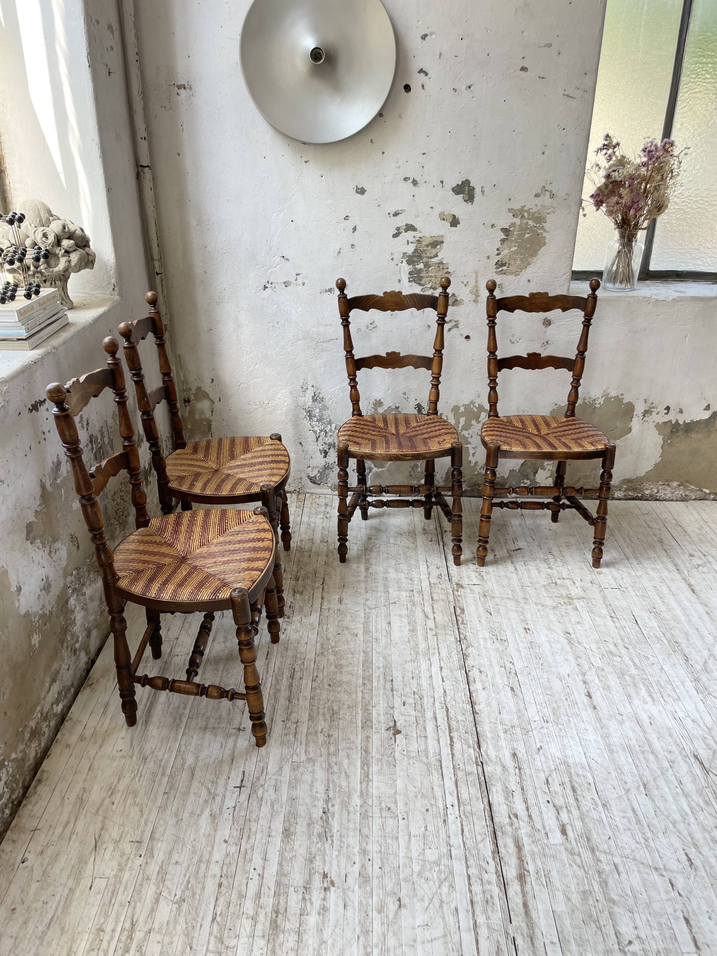 Set of rustic Provençal mulched chairs