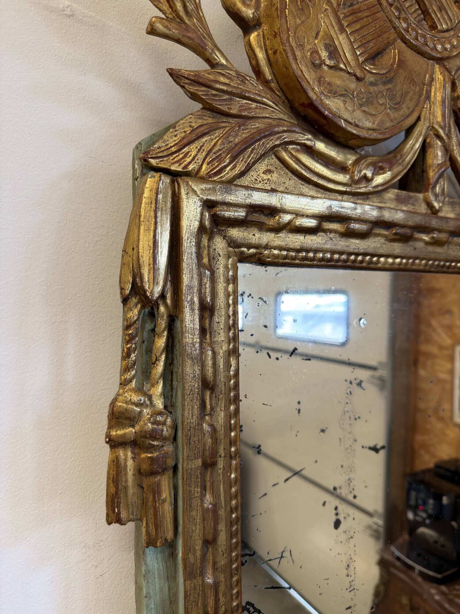 Louis XVI period mirror in carved and gilded wood – Late 18th century